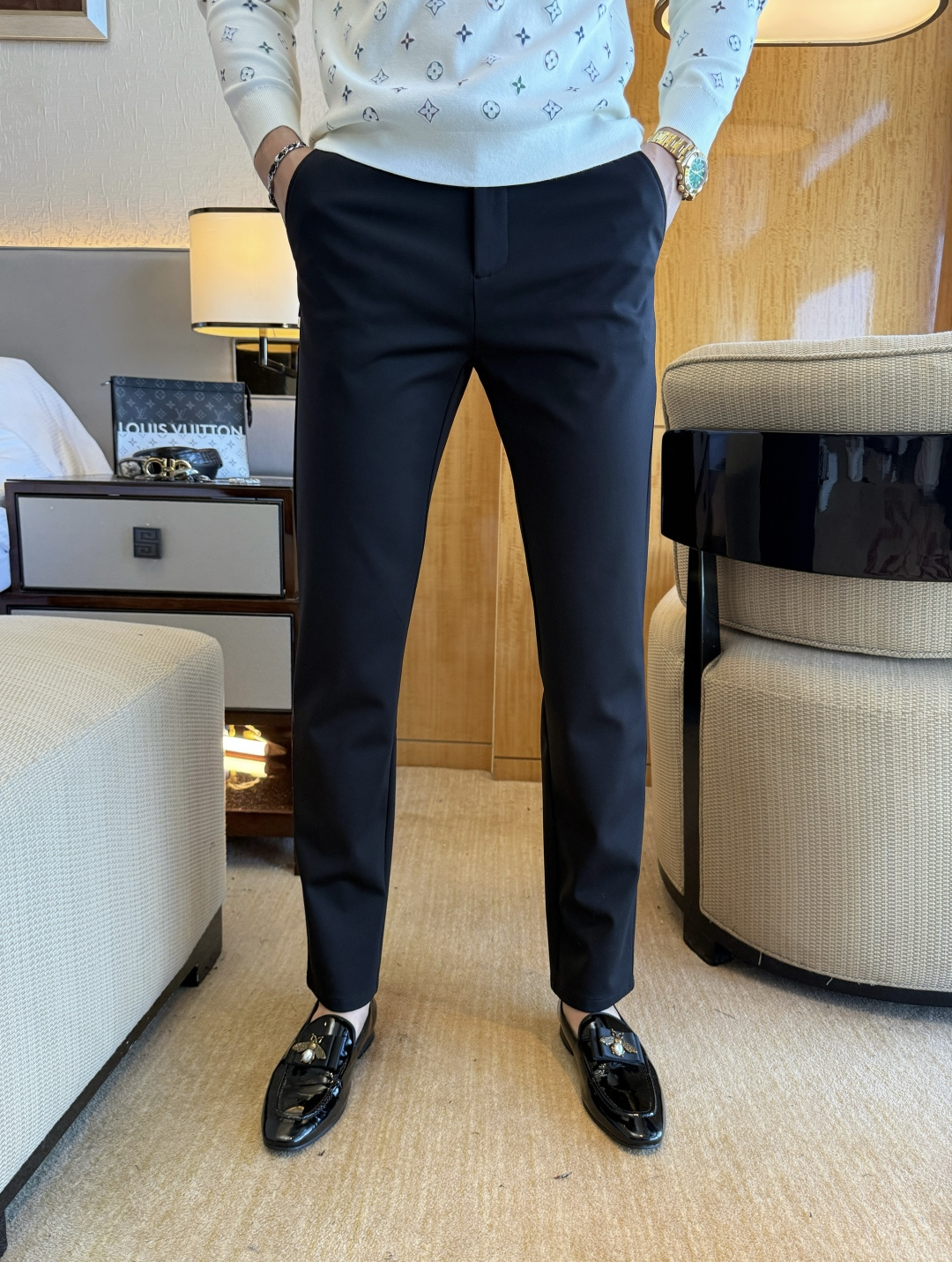 NO:657374,TF - 2025ss autumn and winter thickened boutique casual pants. Made from the original 1:1, the perfect choice for daily essentials, simple and stylish, custom-made imported European cotton fabrics, heavy washing process, complex workmanship and exquisite craftsmanship. Easily cater to the needs of the four seasons, soft and elastic to the touch, smooth and neat, original accessories and hardware, comfortable upper body, very easy to wear and durable, size 30-38, tom ford, alexander wang19860909TF - 2025ss年秋冬加厚款精品休闲裤.原单1:1制作,日常必备的完美之选,简单大气亦时尚有型,定制进口欧棉面料 ,重工洗水工艺,做工复杂工艺精湛.轻松迎合四季需要,手感柔软带弹力,流畅利落,原版辅料五金,上身舒适非常易搭耐看码数30-38,,tom ford,alexander wang,Men's clothing