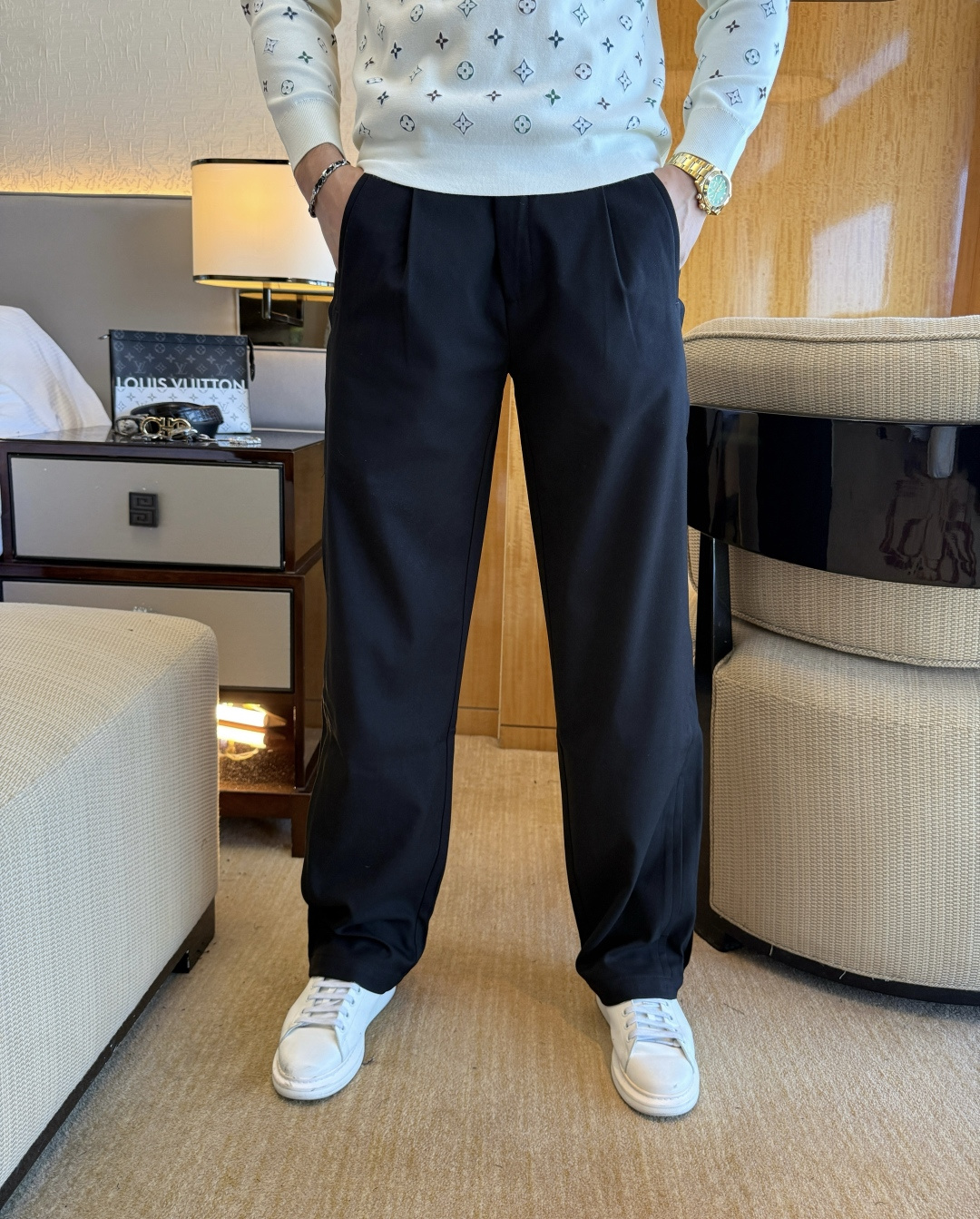 NO:657380,Dior - 2025ss autumn and winter thickened boutique casual pants. Made from original 1:1, perfect for daily essentials, simple and stylish, custom-made imported European cotton fabrics, heavy washing process, complex workmanship and exquisite craftsmanship. Easily cater to the needs of the four seasons, soft and elastic to the touch, smooth and neat, original accessories and hardware, comfortable upper body, very easy to wear and durable, size 30-38, dior, alexander wang19860909迪奥 - 2025ss年秋冬加厚款精品休闲裤.原单1:1制作,日常必备的完美之选,简单大气亦时尚有型,定制进口欧棉面料 ,重工洗水工艺,做工复杂工艺精湛.轻松迎合四季需要,手感柔软带弹力,流畅利落,原版辅料五金,上身舒适非常易搭耐看码数30-38,,dior,alexander wang,Men's clothing