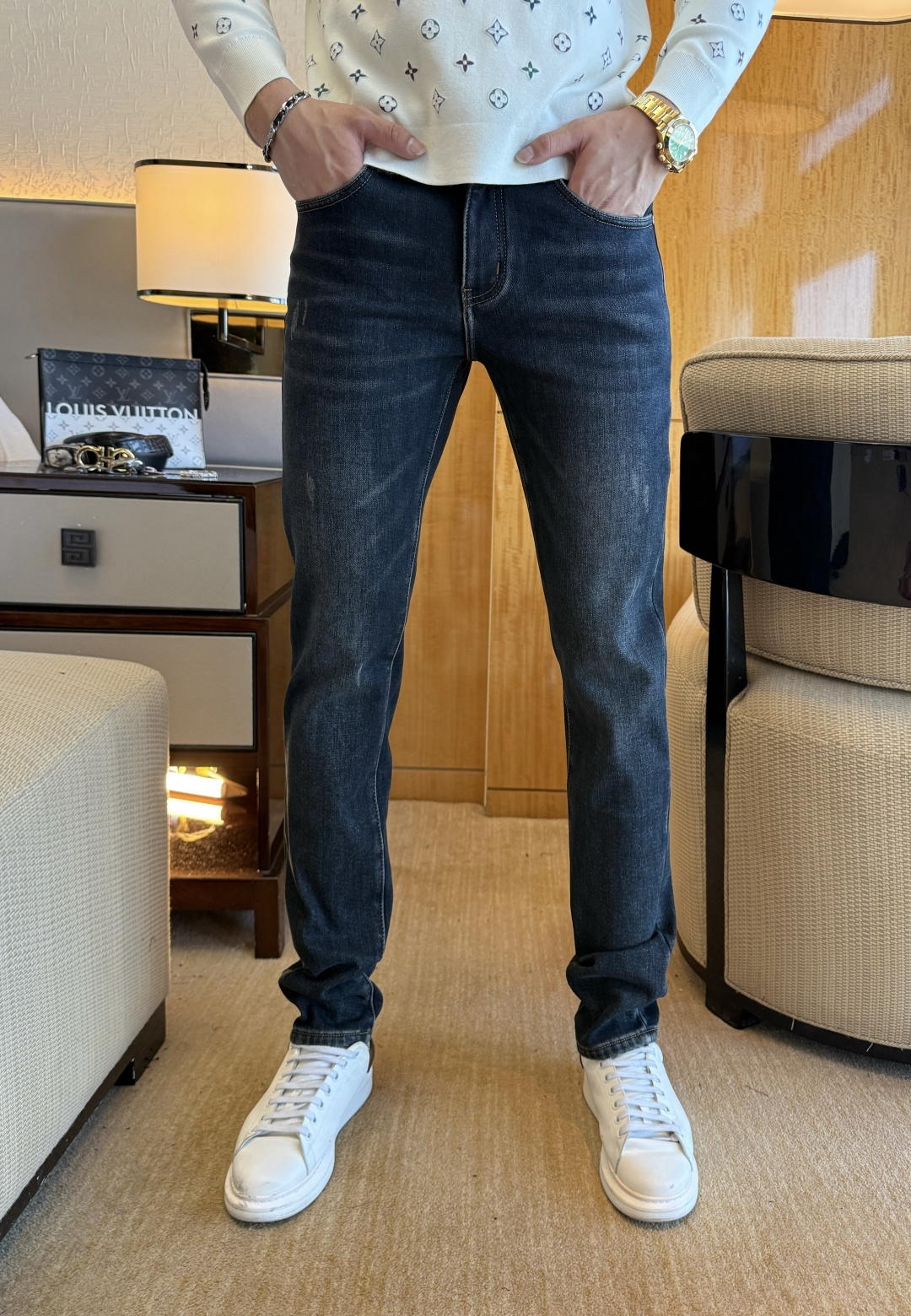 NO:654913,Mengkou - 2025ss Snake autumn and winter hot style thick jeans. Original 1:1 production, the perfect choice for daily essentials, simple and elegant, fashionable and stylish, customized imported denim fabrics, heavy washing process, complex workmanship and exquisite craftsmanship. Easily cater to the needs of the four seasons, soft and stretchy feel, smooth and neat, original accessories and hardware, comfortable upper body, very easy to wear and durable, size 29-38, Moncler, jeans, alexander wang19860909蒙口 - 2025ss蛇年秋冬大爆款厚款牛仔裤.原单1:1制作,日常必备的完美之选,简单大气亦时尚有型,定制进口丹宁面料 ,重工洗水工艺,做工复杂工艺精湛.轻松迎合四季需要,手感柔软带弹力,流畅利落,原版辅料五金,上身舒适非常易搭耐看码数29-38,,Moncler,jeans,alexander wang,Men's clothing