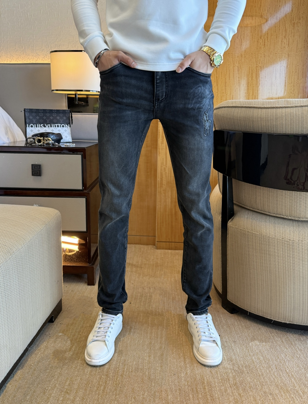 NO:654918,Paul - 2025ss Snake autumn and winter hot style thick jeans. Original 1:1 production, the perfect choice for daily essentials, simple and elegant, fashionable and stylish, customized imported denim fabric, heavy washing process, complex workmanship and exquisite craftsmanship. Easily cater to the needs of the four seasons, soft and elastic to the touch, smooth and neat, original accessories and hardware, comfortable upper body, very easy to wear and durable, code number 29-38,, jeans, alexander wang19860909保罗 - 2025ss蛇年秋冬大爆款厚款牛仔裤.原单1:1制作,日常必备的完美之选,简单大气亦时尚有型,定制进口丹宁面料 ,重工洗水工艺,做工复杂工艺精湛.轻松迎合四季需要,手感柔软带弹力,流畅利落,原版辅料五金,上身舒适非常易搭耐看码数29-38,,jeans,alexander wang,Men's clothing