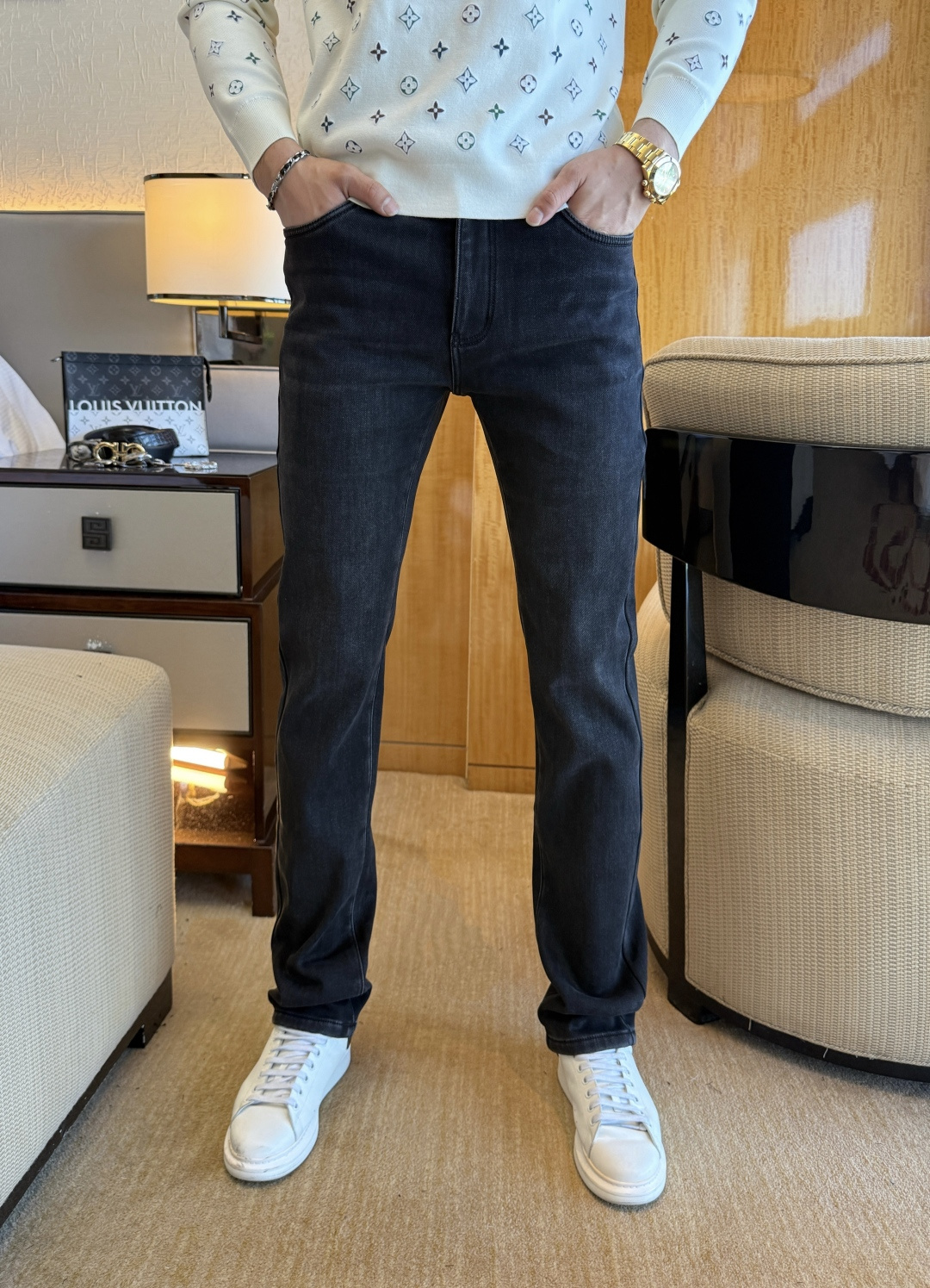 NO:654908,Mengkou - 2025ss Snake autumn and winter hot style thick fleece jeans. Original 1:1 production, the perfect choice for daily essentials, simple and elegant, fashionable and stylish, custom imported denim fabric, heavy washing process, complex workmanship and exquisite craftsmanship. Easily cater to the needs of the four seasons, soft and elastic, smooth and neat, original accessories and hardware, comfortable upper body, very easy to wear and durable, size 29-38, Moncler, jeans, alexander wang19860909蒙口 - 2025ss蛇年秋冬大爆款厚款加绒牛仔裤.原单1:1制作,日常必备的完美之选,简单大气亦时尚有型,定制进口丹宁面料 ,重工洗水工艺,做工复杂工艺精湛.轻松迎合四季需要,手感柔软带弹力,流畅利落,原版辅料五金,上身舒适非常易搭耐看码数29-38,,Moncler,jeans,alexander wang,Men's clothing