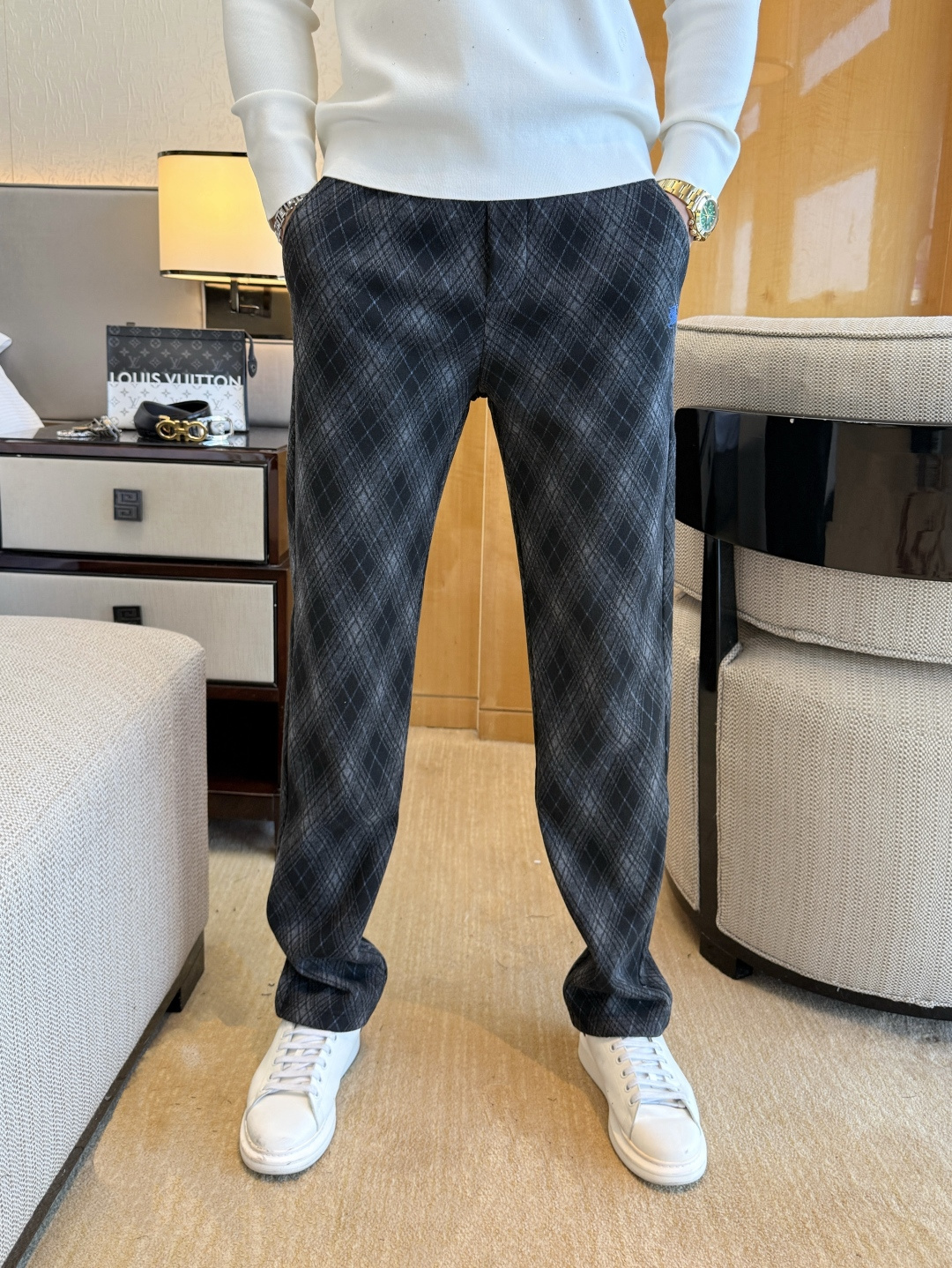 NO:657391,Mengkou - 2025ss autumn and winter counters simultaneously popular thickened and velvet casual pants, a must-have versatile style this season, the upper body is extremely outstanding, super versatile style, 1:1 replica of the original version, complete with three standards!  The counter is designed with the latest fashion elements, imported custom-woven high-quality European cotton fabrics, with super good styles, a must-have for casual fashion!  Highly recommended, sizes 29-36, Moncler, alexander wang19860909蒙口- 2025ss秋冬专柜同步爆款加厚加绒休闲裤,本季必入百搭款式,上身极为出挑,超级百搭款 ,原版1:1复刻,三标齐全！专柜最新时尚元素设计,进口定织高品质欧棉面料,版型超好,休闲时尚必备！强烈推荐款 尺码 29-36,,Moncler,alexander wang,Men's clothing