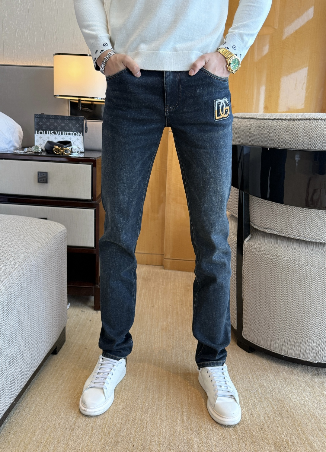 NO:657407,DG - 2025ss Year of the Snake Autumn and Winter thick fleece jeans. Original 1:1 production, the perfect choice for daily essentials, simple and elegant, fashionable and stylish, custom imported denim fabric, heavy washing process, complex workmanship and exquisite craftsmanship. Easily cater to the needs of the four seasons, soft and elastic to the touch, smooth and neat, original accessories and hardware, comfortable upper body, very easy to wear and durable, code number 29-36,, jeans, alexander wang19860909DG - 2025ss蛇年秋冬厚款加绒牛仔裤.原单1:1制作,日常必备的完美之选,简单大气亦时尚有型,定制进口丹宁面料 ,重工洗水工艺,做工复杂工艺精湛.轻松迎合四季需要,手感柔软带弹力,流畅利落,原版辅料五金,上身舒适非常易搭耐看码数29-36,,jeans,alexander wang,Men's clothing