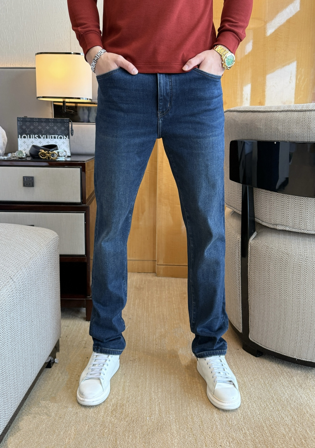 NO:657403,LP Noyo - 2025ss Snake autumn and winter thick fleece jeans. Original 1:1 production, the perfect choice for daily essentials, simple and elegant, fashionable and stylish, customized imported denim fabric, heavy washing process, complex workmanship and exquisite craftsmanship. Easily cater to the needs of the four seasons, soft and stretchy feel, smooth and neat, original accessories and hardware, comfortable upper body, very easy to wear and durable, code number 29-36, loro piana,jeans,alexander wang19860909LP诺悠 - 2025ss蛇年秋冬厚款加绒牛仔裤.原单1:1制作,日常必备的完美之选,简单大气亦时尚有型,定制进口丹宁面料 ,重工洗水工艺,做工复杂工艺精湛.轻松迎合四季需要,手感柔软带弹力,流畅利落,原版辅料五金,上身舒适非常易搭耐看码数29-36,,loro piana,jeans,alexander wang,Men's clothing