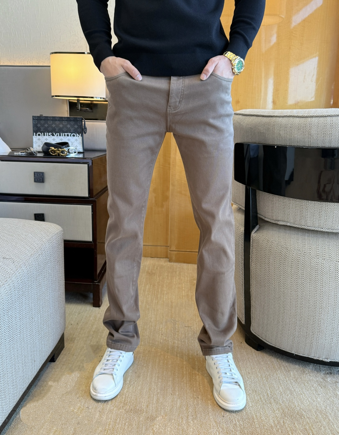 NO:657410,Fendi - 2025ss autumn and winter thickened velvet boutique casual pants. Original 1:1 production, the perfect choice for daily essentials, simple and elegant, fashionable and stylish, customized imported European cotton fabrics, heavy washing process, complex workmanship and exquisite craftsmanship. Easily cater to the needs of the four seasons, soft and elastic to the touch, smooth and neat, original accessories and hardware, the upper body is comfortable, very easy to wear and durable, code number 29-36,, fendi, alexander wang19860909芬迪 - 2025ss年秋冬加厚款加绒精品休闲裤.原单1:1制作,日常必备的完美之选,简单大气亦时尚有型,定制进口欧棉面料 ,重工洗水工艺,做工复杂工艺精湛.轻松迎合四季需要,手感柔软带弹力,流畅利落,原版辅料五金,上身舒适非常易搭耐看码数29-36,,fendi,alexander wang,Men's clothing