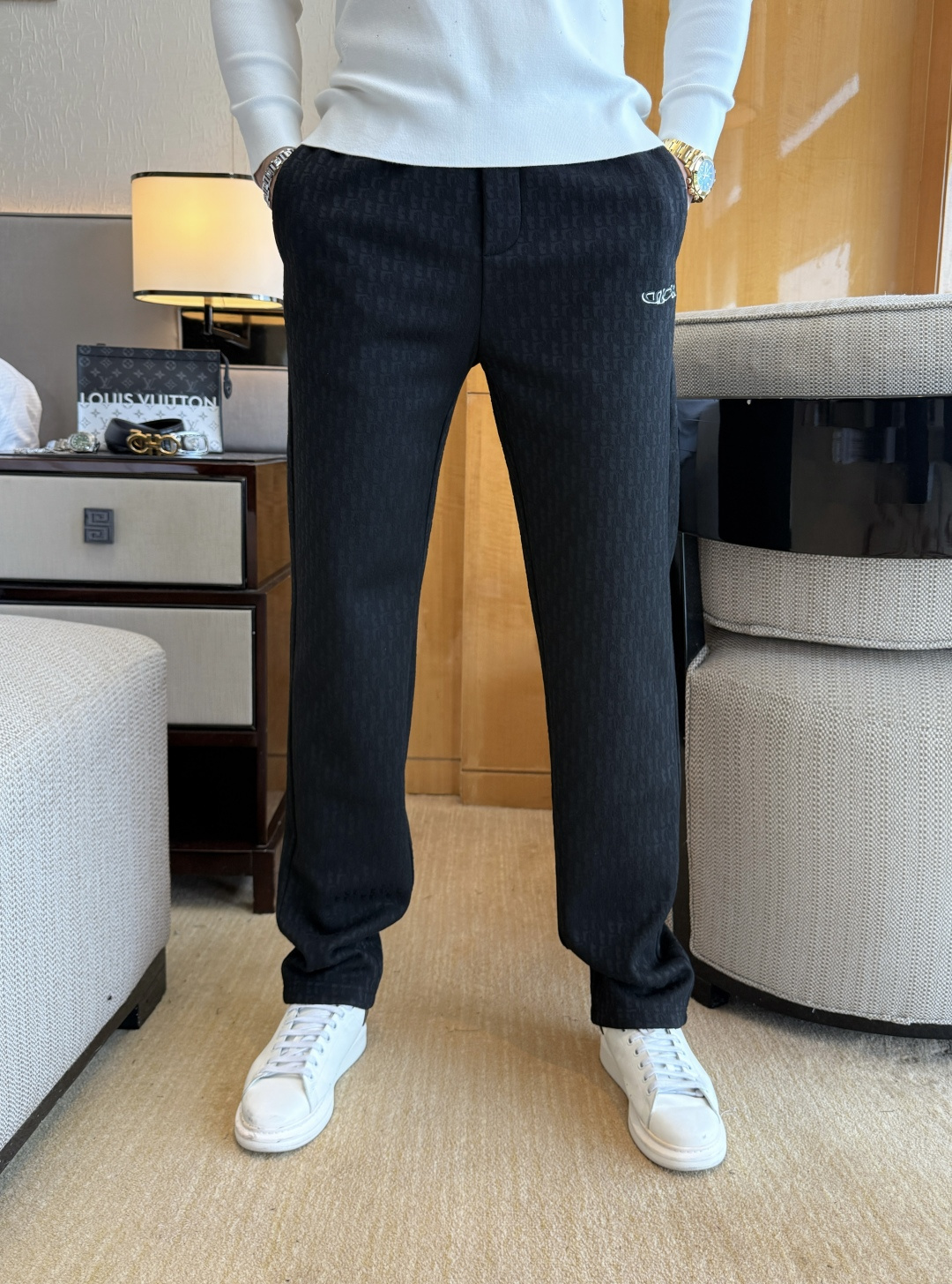 NO:657395,Dior - 2025ss autumn and winter counters simultaneously popular thickened and velvet casual pants. This season's must-have versatile style, the upper body is extremely outstanding, super versatile style, 1:1 replica of the original version, complete with three labels!  The counter is designed with the latest fashion elements, imported custom-woven high-quality European cotton fabrics, with super good styles, a must-have for casual fashion!  Highly recommended size M-3XL, dior, alexander wang19860909迪奥 - 2025ss秋冬专柜同步爆款加厚加绒休闲裤,本季必入百搭款式,上身极为出挑,超级百搭款 ,原版1:1复刻,三标齐全！专柜最新时尚元素设计,进口定织高品质欧棉面料,版型超好,休闲时尚必备！强烈推荐款 尺码 M-3XL,,dior,alexander wang,Men's clothing