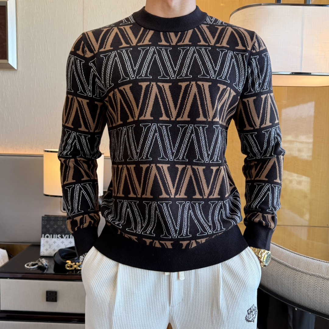 NO:657415,Valentino - 2025ss Autumn and Winter counter hot-selling wool sweater, casual and fashionable outer wear, a must-have for inner wear, custom-made imported worsted sheep wool fabric, the fabric has a delicate feel, close to the body and is comfortable without digging into the flesh, and the upper body has a good shape. It is warm to wear, and the counter logo design is very unique. The original quality and craftsmanship are definitely the highest version on the market. The top original version is awesome to wear. It is soft and crisp, not easy to deform. The seams and seams are very rigorous and elegant. Absolutely the first-line OEM requirements!  Don’t miss it, male gods!  Size M-3XL,,valentino,alexander wang19860909华伦天奴- 2025ss秋冬专柜大爆款羊毛衫,休闲时尚外穿 内搭必备款,定制进口精纺绵羊毛面料,面料手感细腻,贴身舒适不扎肉,上身版型好 穿着保暖,专柜标志设计非常独特,原版品质与工艺 绝对市场最高版本 顶级原版穿着超赞 柔顺挺括,不易变形.锁边缝盘都非常严谨考究 绝对一线代工要求！男神们别错过！ 尺码 M-3XL,,valentino,alexander wang,Men's clothing