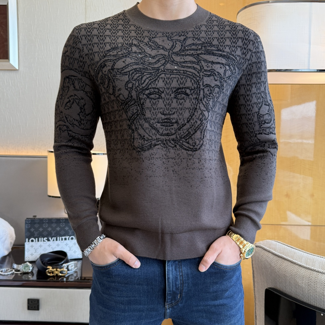 NO:657431,Versace - 2025ss Autumn and Winter counter hot-selling wool sweater, casual and fashionable outer wear, a must-have for inner wear, custom-made imported worsted wool fabric, the fabric has a delicate feel, close to the body and is comfortable without digging into the flesh, and the upper body has a good shape. It is warm to wear, and the counter logo design is very unique. The original quality and craftsmanship are definitely the highest version on the market. The top original version is awesome to wear. It is supple and crisp, not easy to deform. The seams and seams are very rigorous and elegant. Absolute first-line OEM requirements!  Don’t miss it, male gods!  Size M-3XL,versace,alexander wang19860909范思哲 - 2025ss秋冬专柜大爆款羊毛衫,休闲时尚外穿 内搭必备款,定制进口精纺绵羊毛面料,面料手感细腻,贴身舒适不扎肉,上身版型好 穿着保暖,专柜标志设计非常独特,原版品质与工艺 绝对市场最高版本 顶级原版穿着超赞 柔顺挺括,不易变形.锁边缝盘都非常严谨考究 绝对一线代工要求！男神们别错过！ 尺码 M-3XL,,versace,alexander wang,Men's clothing