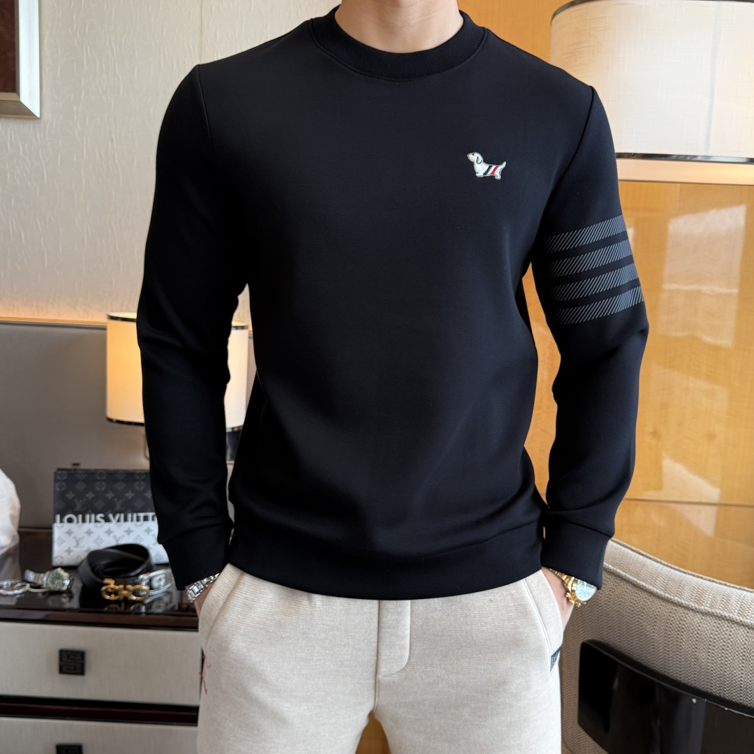 NO:657454,TB - 2025ss autumn hot new style, the highest version of fashionable pullover cashmere and velvet sweatshirt, a classic that must be released every year. Favored and respected by major stars, it is made of high-end European cotton blended fabrics, made with heavy craftsmanship, original hardware accessories logo design, soft and smooth, and dense texture!  Stylish upper body!  One of the impeccable must-have styles for autumn!  M-3XL can wear up to 190 pounds!  ,,hoodie,sweatshirts,alexander wang19860909TB - 2025ss秋季大爆新款,最高版本时尚套头羊绒加绒卫衣、每年必出的经典之作.受各大明星的青睐推崇,精选高端欧棉混纺面料,重工艺制作,原版五金辅料logo设计,柔软顺滑,质地密实！上身时尚有型！秋季无可挑剔必选款式之一！M-3XL 最大穿190斤！,,hoodie,sweatshirts,alexander wang,Men's clothing