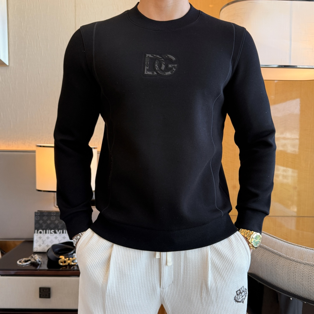 NO:657450,DG - 2025ss autumn hot new model, the highest version of fashionable pullover cashmere and velvet sweatshirt, a classic that must be released every year. Favored and respected by major stars, it uses high-end European cotton blended fabrics, heavy craftsmanship, original hardware accessories logo design, soft and smooth, and dense texture!  Stylish upper body!  One of the impeccable must-have styles for autumn!  M-3XL can wear up to 190 pounds!  ,,hoodie,sweatshirts,alexander wang19860909DG - 2025ss秋季大爆新款,最高版本时尚套头羊绒加绒卫衣、每年必出的经典之作.受各大明星的青睐推崇,精选高端欧棉混纺面料,重工艺制作,原版五金辅料logo设计,柔软顺滑,质地密实！上身时尚有型！秋季无可挑剔必选款式之一！M-3XL 最大穿190斤！,,hoodie,sweatshirts,alexander wang,Men's clothing