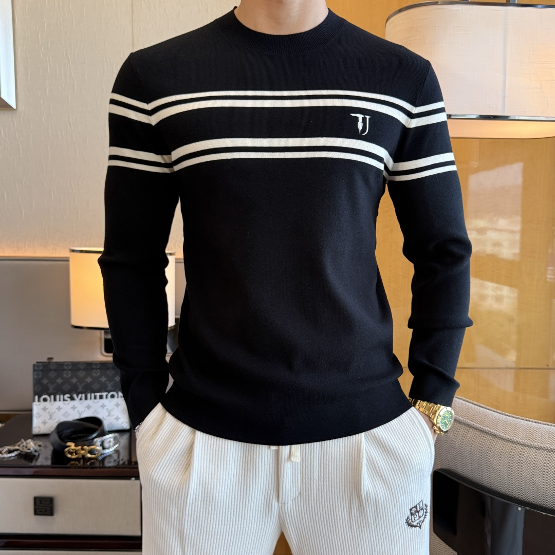 NO:662565,TF - 2025ss Autumn and Winter Counter's Hottest Wool Sweater, Casual and Fashionable Outerwear, Must-Have Interior Style, Made from Customized Imported Worsted Wool Fabric, The Fabric Has a Fine Handle, It's Close-fitting and Comfortable, It Doesn't Cut into the Flesh, and it has a good upper body shape. It is warm to wear, and the counter logo design is very unique. The original quality and craftsmanship are definitely the highest version on the market. The top original version is awesome to wear. It is soft and crisp, not easy to deform. The overlocking and stitching plates are very rigorous and elegant. Absolutely the first-line OEM requirements!  Don’t miss it, male gods!  Size M-3XL,,tom ford, 19860909TF - 2025ss秋冬专柜大爆款羊毛衫,休闲时尚外穿 内搭必备款,定制进口精纺绵羊毛面料,面料手感细腻,贴身舒适不扎肉,上身版型好 穿着保暖,专柜标志设计非常独特,原版品质与工艺 绝对市场最高版本 顶级原版穿着超赞 柔顺挺括,不易变形.锁边缝盘都非常严谨考究 绝对一线代工要求！男神们别错过！ 尺码 M-3XL,,tom ford, ,Men's clothing