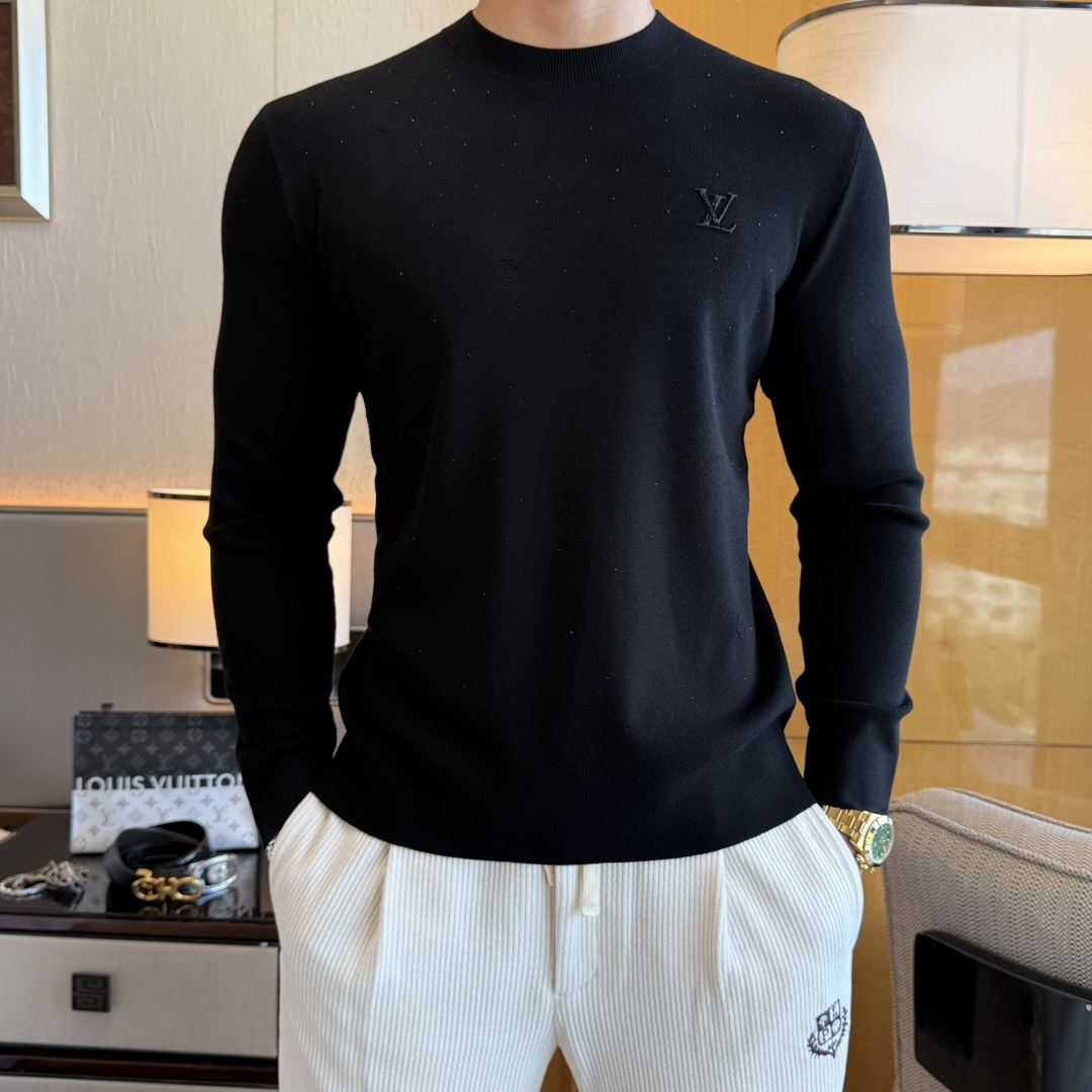 NO:661611,LV - 2025ss Autumn and Winter counter hot-selling woolen sweater, casual and fashionable outer wear, a must-have for inner wear, custom-made imported worsted sheep wool fabric, the fabric has a delicate feel, close to the body and is comfortable without piercing the flesh, and the upper body has a good shape. It is warm to wear, and the counter logo design is very unique. The original quality and craftsmanship are definitely the highest version on the market. The top original version is awesome to wear. It is soft and crisp, not easy to deform. The seams and seams are very rigorous and absolutely meet the requirements of first-line OEMs!  Don’t miss it, male gods!  Size M-3XL,,louis vuitton, 19860909LV - 2025ss秋冬专柜大爆款羊毛衫,休闲时尚外穿 内搭必备款,定制进口精纺绵羊毛面料,面料手感细腻,贴身舒适不扎肉,上身版型好 穿着保暖,专柜标志设计非常独特,原版品质与工艺 绝对市场最高版本 顶级原版穿着超赞 柔顺挺括,不易变形.锁边缝盘都非常严谨考究 绝对一线代工要求！男神们别错过！ 尺码 M-3XL,,louis vuitton, ,Men's clothing