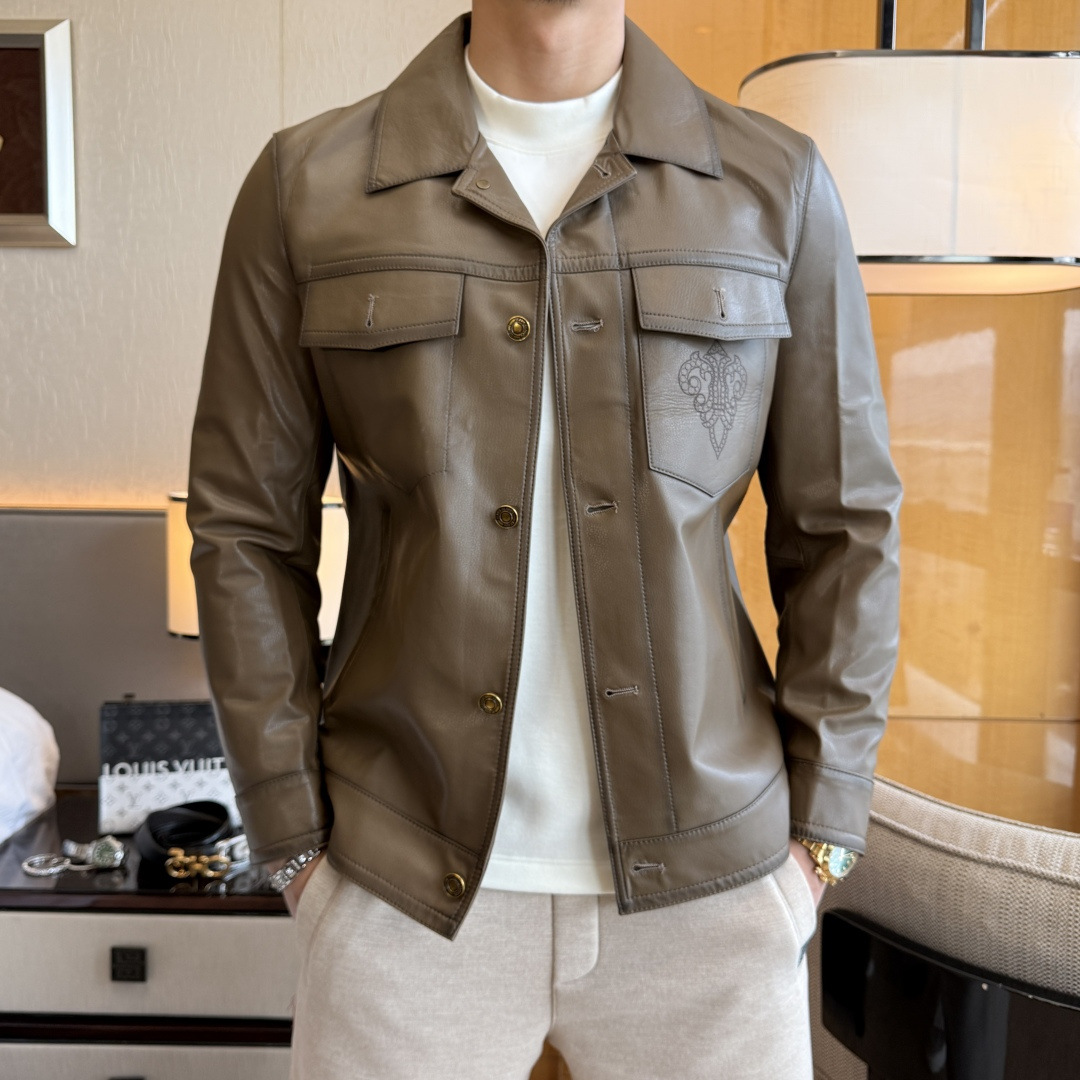 NO:684143,High profit margin!  Cro core -  Men's sheepskin jacket. Trade goods from foreign companies, limited edition directly supplied from overseas, 2025 autumn and winter high-end show model, heavyweight product, palace-level tasting beauty. Hooded regular version, simple design and clean cut, customized imported genuine sheepskin, free and easy to release, not only attractive, but also very practical, easy to move, wearing the body feels unrestrained, the shape of the clothes is like a jacket, the texture is generally not exposed  , it feels warm, plump and elastic. It is a small jacket that can keep out the cold in the southern winter. It is made of high-quality custom fabrics and feels warm and comfortable. The chest is full of luxury and low-key heavy-duty design. The details are exquisite and the colors are not only versatile but also very high-end. The upper body is full of style. It is a unique type of zero-collision shirt on the market. Sizes M-3XL, can be worn up to 190 pounds.,, chrome  hearts,jackets & coats,jackets & coats,sheepskin,hats,19860909高让利！克罗芯 - 男士绵羊皮夹克外套.洋行贸易货,海外直供限量款,25年秋冬高级秀场款,重磅级臻品,殿堂级品鉴尤物.连帽常规的版型,简约设计剪裁干净利落的同时,定制进口真皮绵羊皮,洒脱与率性释放出来,不仅耐看,实用性也是很好的,便于活动,穿上身感觉无拘无束,衣服形似夹克,织纹一般不显露,手感温暖、丰满、富有弹性,是一款南方冬天可以御寒的小外套,高品质定面料,触感温暖手感舒服,胸前充满奢华感又低调的重工设计,细节匠心考究,颜色不仅百搭还非常显高级,上身款型十足,市面零撞衫的类型,属于独一无二的存在.尺码M-3XL,最大可穿到190斤.,,chrome hearts,jackets & coats,jackets & coats,sheepskin,hats,,Men's clothing