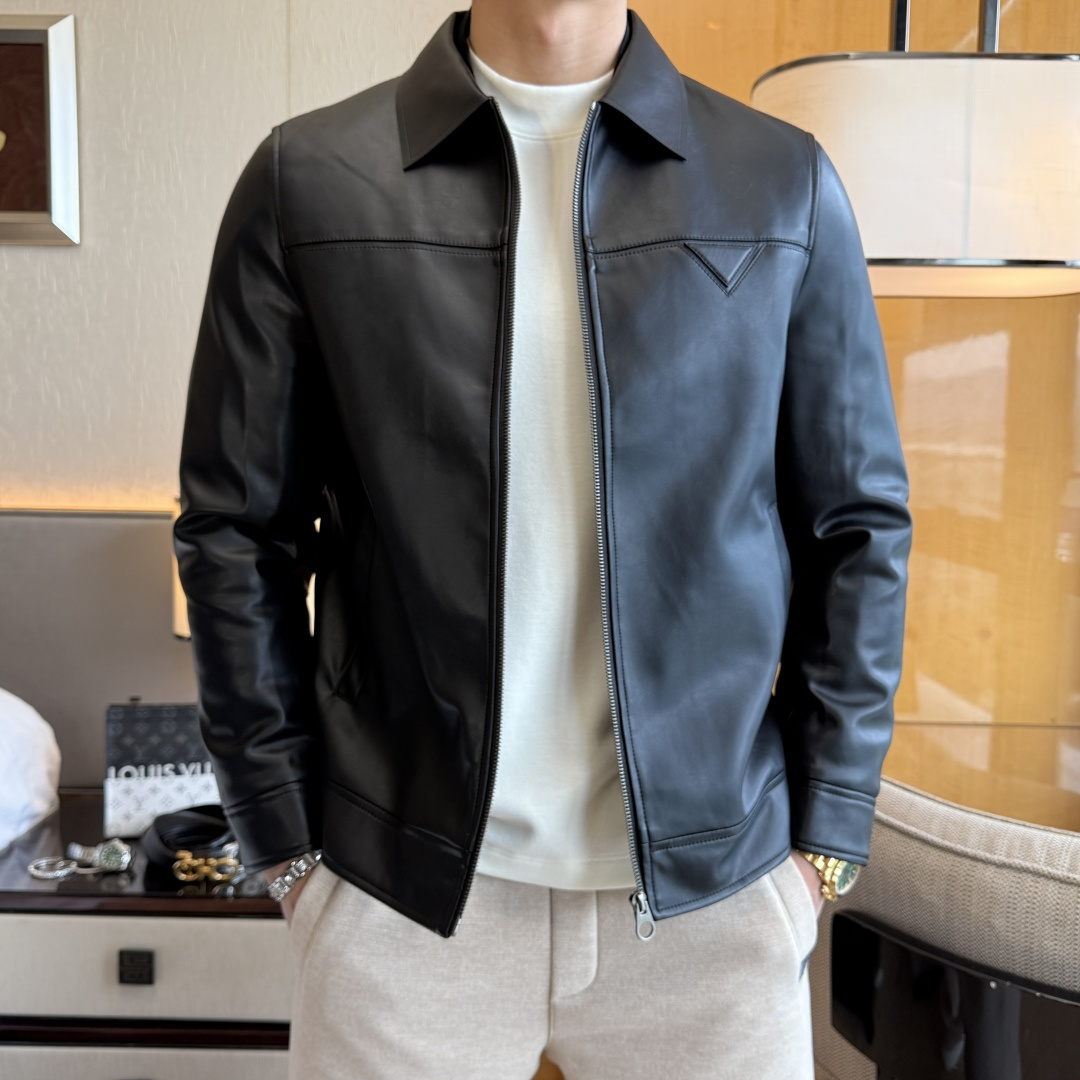 NO:657442,Prada -  2025 new winter goose down leather down jacket, high-quality design, a must-have for any man, handsome and handsome. Heavy craftsmanship, 90% goose down filling, but the fashion stance remains firm, first-class texture, crisp and slim. Classic lapel down, mature and stable style, fine texture, good gloss, and very clear texture, simple and elegant style, strong fashion, version leading the current trend, the upper body effect is very good, the fabric is novel and soft to the touch  Fearless and changeable, blooming in comfort and uniqueness. Calmly and confidently walk the way of urban men's spring clothing. Multi-touch fabric selection, showing the eclectic charm. The upper body will not have any wrinkles, the fit is excellent, the upper body is stylish and handsome, the customized accessories are iconic, and the details determine success or failure. Colors and colors Sizes 48 - 56 can be worn up to 190 pounds.,, prada, jackets & coats, leather jacket, alexander wangdown jacket19860909普拉达 - 2025年冬季新款鹅绒皮衣羽绒服外套,高品质设计,是任何男人都必备的王牌好货,帅气爆表.重工艺直冲工艺,90鹅绒填充,但时尚立场坚挺如故,质感一流,挺括修身.经典翻领的羽绒,成熟稳重风,质感细腻,光泽感佳,且纹理非常清晰,款式简洁大气,时尚度强、版型引领当前趋势,上身效果非常好,面料新颖,手感软 无畏多变,舒适与独特中绽放.从容、自信游走都市型男春装之道.多重触感的面料选择,彰显不拘一格的魅力上身不会有任何褶皱,版型极好,上身有型帅气,定制辅料带有标志性,细节决定成败.颜色图色 尺码48 - 56 最大可穿到190斤.,,prada,jackets & coats,leather jacket,down jacket,alexander wang,Men's clothing