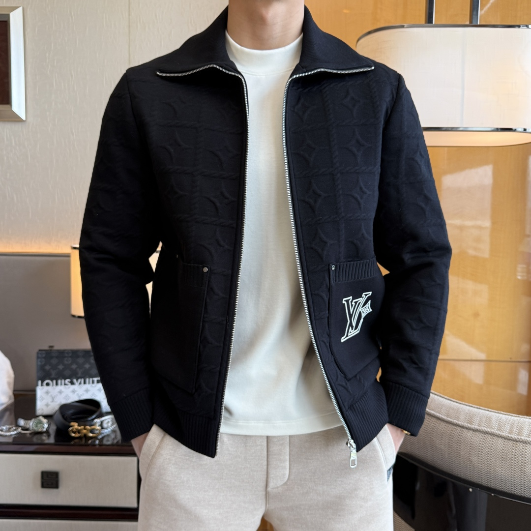 NO:657436,LV - 2025 new winter men's down jacket, high-quality design, a must-have for any man, handsome and handsome. Heavy craftsmanship, 90 down filling, but the fashion stance remains firm, first-class texture, crisp and slim. Classic lapel down, mature and stable style, fine texture, good gloss, and very clear texture, simple and elegant style, strong fashion, version leading the current trend, very good upper body effect, novel fabric, soft feel  Fearless and changeable, blooming in comfort and uniqueness. Calmly and confidently walk the way of urban men's spring clothing. Multi-touch fabric selection, showing the eclectic charm. The upper body will not have any wrinkles, the fit is excellent, the upper body is stylish and handsome, the customized accessories are iconic, and the details determine success or failure. Colors and colors, sizes 48 - 56, can be worn up to 190 pounds.,, louis vuitton, jackets & coats, jacket, alexander wangdown19860909LV - 2025年冬季新款男士羽绒服外套,高品质设计,是任何男人都必备的王牌好货,帅气爆表.重工艺直冲工艺,90绒填充,但时尚立场坚挺如故,质感一流,挺括修身.经典翻领的羽绒,成熟稳重风,质感细腻,光泽感佳,且纹理非常清晰,款式简洁大气,时尚度强、版型引领当前趋势,上身效果非常好,面料新颖,手感软 无畏多变,舒适与独特中绽放.从容、自信游走都市型男春装之道.多重触感的面料选择,彰显不拘一格的魅力上身不会有任何褶皱,版型极好,上身有型帅气,定制辅料带有标志性,细节决定成败.颜色图色 尺码48 - 56 最大可穿到190斤.,,louis vuitton,jackets & coats,down jacket,alexander wang,Men's clothing