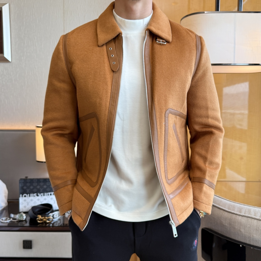 NO:657455,High yield Hermès -  The new 2025 winter lamb wool genuine leather spliced down jacket has a high-quality design and is a must-have for any man. It is very handsome. Heavy craftsmanship, straight punching process, 90 down filling, but the fashion stance remains strong and the texture is first-class  , crisp and slim fit. Classic lapel down, mature and stable style, fine texture, good gloss, and very clear texture. The style is simple and elegant, highly fashionable, and the version leads the current trend. The upper body effect is very good, the fabric is novel, and the hand feels soft.  Fearless and changeable, blooming in comfort and uniqueness. Calmly and confidently walk the way of urban men's spring clothing. Multi-touch fabric selection, showing the eclectic charm. The upper body will not have any wrinkles, the fit is excellent, the upper body is stylish and handsome, the customized accessories are iconic, and the details determine success or failure. Colors and colors, sizes 48 - 56, can be worn up to 190 pounds.,, hermes, jackets & coats, down jacket, alexander wang19860909高让利爱玛仕 - 2025年冬季新款羊羔毛真皮拼接羽绒服外套,高品质设计,是任何男人都必备的王牌好货,帅气爆表.重工艺直冲工艺,90绒填充,但时尚立场坚挺如故,质感一流,挺括修身.经典翻领的羽绒,成熟稳重风,质感细腻,光泽感佳,且纹理非常清晰,款式简洁大气,时尚度强、版型引领当前趋势,上身效果非常好,面料新颖,手感软 无畏多变,舒适与独特中绽放.从容、自信游走都市型男春装之道.多重触感的面料选择,彰显不拘一格的魅力上身不会有任何褶皱,版型极好,上身有型帅气,定制辅料带有标志性,细节决定成败.颜色图色 尺码48 - 56 最大可穿到190斤.,,hermes,jackets & coats,down jacket,alexander wang,Men's clothing