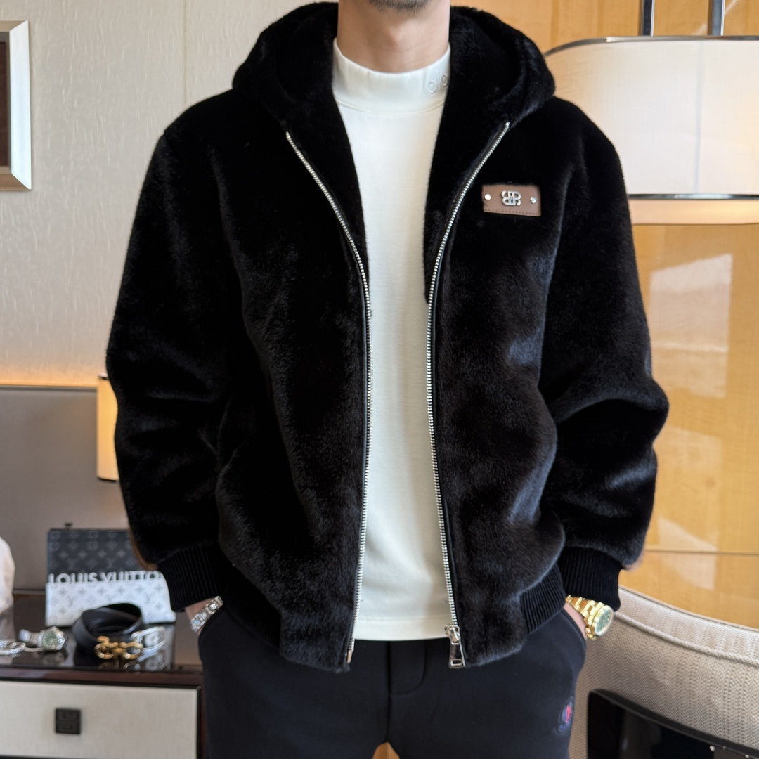 NO:657424,Balenciaga -  2025ss autumn and winter new men's gold mink velvet jacket, the latest technology die-printed jacket, produced by Hong Kong foreign companies, high-end private channel supply, heavyweight products, orders from the same channel at the counter, first-class appearance. Super luxurious and heavyweight invincible equipment, extremely high configuration, gold mink imported from Australia  Made of velvet, a full line of environmentally friendly raw materials, the leather surface has a delicate and natural luster, and the comfort, softness and breathability are top-notch. It has a double thermal insulation structure and a very high cold protection index. With its unique attributes and functions, it can easily resist wind, rain, snow and bad weather. The design is quite distinctive and has a unique structure.  , the two materials form a visual contrast, an invincible luxurious atmosphere, applying fashion aesthetics to the extreme, the basic black is light, mature, restrained and versatile. It is an excellent toner in the dressing season, showing individuality and fashionable colors, excellent compatibility, extremely wide age span, and very practical wearability. Every  Every detail shows the craftsmanship, impeccable, fashionable hooded design, and the upper body is full of accent. There is a lot of room for street style or casual mix and match. Fur is a highly photographed item and is an irresistible investment item for men. Sizes 48-56  L-4XL,,balenciaga,jackets & coats,hats,alexander wang19860909巴黎世家 - 2025ss秋冬新品男士金貂绒外套、最新工艺压模印花外套香港洋行出品,高端私密渠道货源,重磅级臻品,专柜同渠道订单,品相一流.超奢华重磅的一款无敌装备,配置极高,澳洲进口的金貂绒,全线环保原料,皮面光泽细腻自然,舒适度和柔软度以及透气度都堪称顶级水准,双重保暖构造,御寒指数极高,以独特的属性功能,可以轻松抵抗风雨雪恶劣天气.设计方面颇具特色,独特构造,两种材质形成视觉反差,无敌的奢华大气,将时装美学运用到极致,基础黑轻熟内敛且基础百搭,在穿搭季属于极出色的调色剂,尽显个性时髦色彩,兼容性极好,年龄跨度极广,实穿性非常强.每一处细节都彰显出匠心工艺,无可挑剔,时尚连帽的设计,上身腔调十足,无论出街造型还是休闲混搭都有极大的发挥空间,皮草属于出镜率极高的单品,是男人无法抗拒的投资单品,尺码48-56 L-4XL,,balenciaga,jackets & coats,hats,alexander wang,Men's clothing