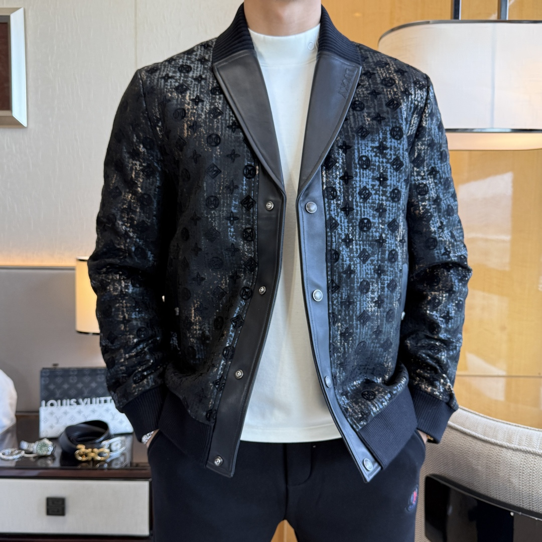 NO:657451,LV-  The new 2025 winter genuine leather splicing down jacket has high-quality design and is a must-have for any man. It is very handsome. Heavy craftsmanship, 90 down filling, but the fashion stance remains firm, first-class texture, crisp and slim fit. Classic lapel down, mature and stable style, fine texture, good gloss, and very clear texture, simple and elegant style, strong fashion, and the version leads the current trend. The upper body effect is very good, the fabric is novel and soft to the touch.  Fearless and changeable, blooming in comfort and uniqueness. Calmly and confidently walk the way of urban men's spring clothing. Multi-touch fabric selection, showing the eclectic charm. The upper body will not have any wrinkles, the fit is excellent, the upper body is stylish and handsome, the customized accessories are iconic, and the details determine success or failure. Colors and colors, sizes 48 - 56, can be worn up to 190 pounds.,, louis vuitton, jackets & coats, jacket, alexander wangdown19860909LV - 2025年冬季新款真皮拼接羽绒服外套,高品质设计,是任何男人都必备的王牌好货,帅气爆表.重工艺直冲工艺,90绒填充,但时尚立场坚挺如故,质感一流,挺括修身.经典翻领的羽绒,成熟稳重风,质感细腻,光泽感佳,且纹理非常清晰,款式简洁大气,时尚度强、版型引领当前趋势,上身效果非常好,面料新颖,手感软 无畏多变,舒适与独特中绽放.从容、自信游走都市型男春装之道.多重触感的面料选择,彰显不拘一格的魅力上身不会有任何褶皱,版型极好,上身有型帅气,定制辅料带有标志性,细节决定成败.颜色图色 尺码48 - 56 最大可穿到190斤.,,louis vuitton,jackets & coats,down jacket,alexander wang,Men's clothing