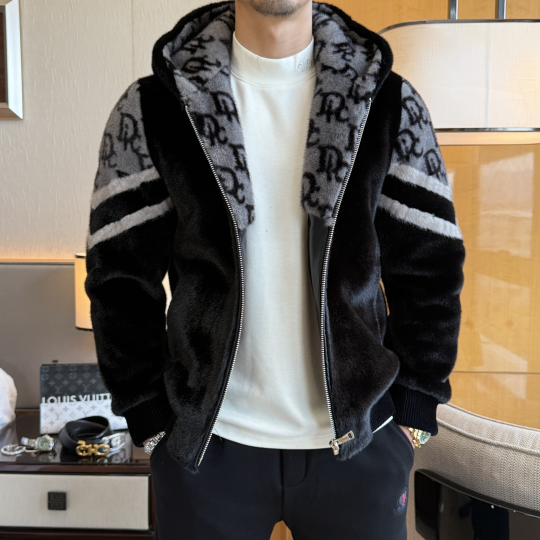 NO:657414,Dior -  2025ss autumn and winter new men's gold mink velvet jacket, the latest technology die-printed jacket, produced by Hong Kong foreign companies, high-end private channel supply, heavyweight products, orders from the same channel at the counter, first-class appearance. Super luxurious and heavyweight invincible equipment, extremely high configuration, gold mink imported from Australia  Made of velvet, a full line of environmentally friendly raw materials, the leather surface has a delicate and natural luster, and the comfort, softness and breathability are top-notch. It has a double thermal insulation structure and a very high cold protection index. With its unique attributes and functions, it can easily resist wind, rain, snow and bad weather. The design is quite distinctive and has a unique structure.  , the two materials form a visual contrast, an invincible luxurious atmosphere, applying fashion aesthetics to the extreme, the basic black is light, mature, restrained and versatile. It is an excellent toner in the dressing season, showing individuality and fashionable colors, excellent compatibility, extremely wide age span, and very practical wearability. Every  Every detail shows the craftsmanship, impeccable, fashionable hooded design, and the upper body is full of accent. There is a lot of room for street style or casual mix and match. Fur is a highly photographed item and is an irresistible investment item for men. Sizes 48-56  L-4XL,,dior,jackets & coats,hats,alexander wang19860909迪奥 - 2025ss秋冬新品男士金貂绒外套、最新工艺压模印花外套香港洋行出品,高端私密渠道货源,重磅级臻品,专柜同渠道订单,品相一流.超奢华重磅的一款无敌装备,配置极高,澳洲进口的金貂绒,全线环保原料,皮面光泽细腻自然,舒适度和柔软度以及透气度都堪称顶级水准,双重保暖构造,御寒指数极高,以独特的属性功能,可以轻松抵抗风雨雪恶劣天气.设计方面颇具特色,独特构造,两种材质形成视觉反差,无敌的奢华大气,将时装美学运用到极致,基础黑轻熟内敛且基础百搭,在穿搭季属于极出色的调色剂,尽显个性时髦色彩,兼容性极好,年龄跨度极广,实穿性非常强.每一处细节都彰显出匠心工艺,无可挑剔,时尚连帽的设计,上身腔调十足,无论出街造型还是休闲混搭都有极大的发挥空间,皮草属于出镜率极高的单品,是男人无法抗拒的投资单品,尺码48-56 L-4XL,,dior,jackets & coats,hats,alexander wang,Men's clothing