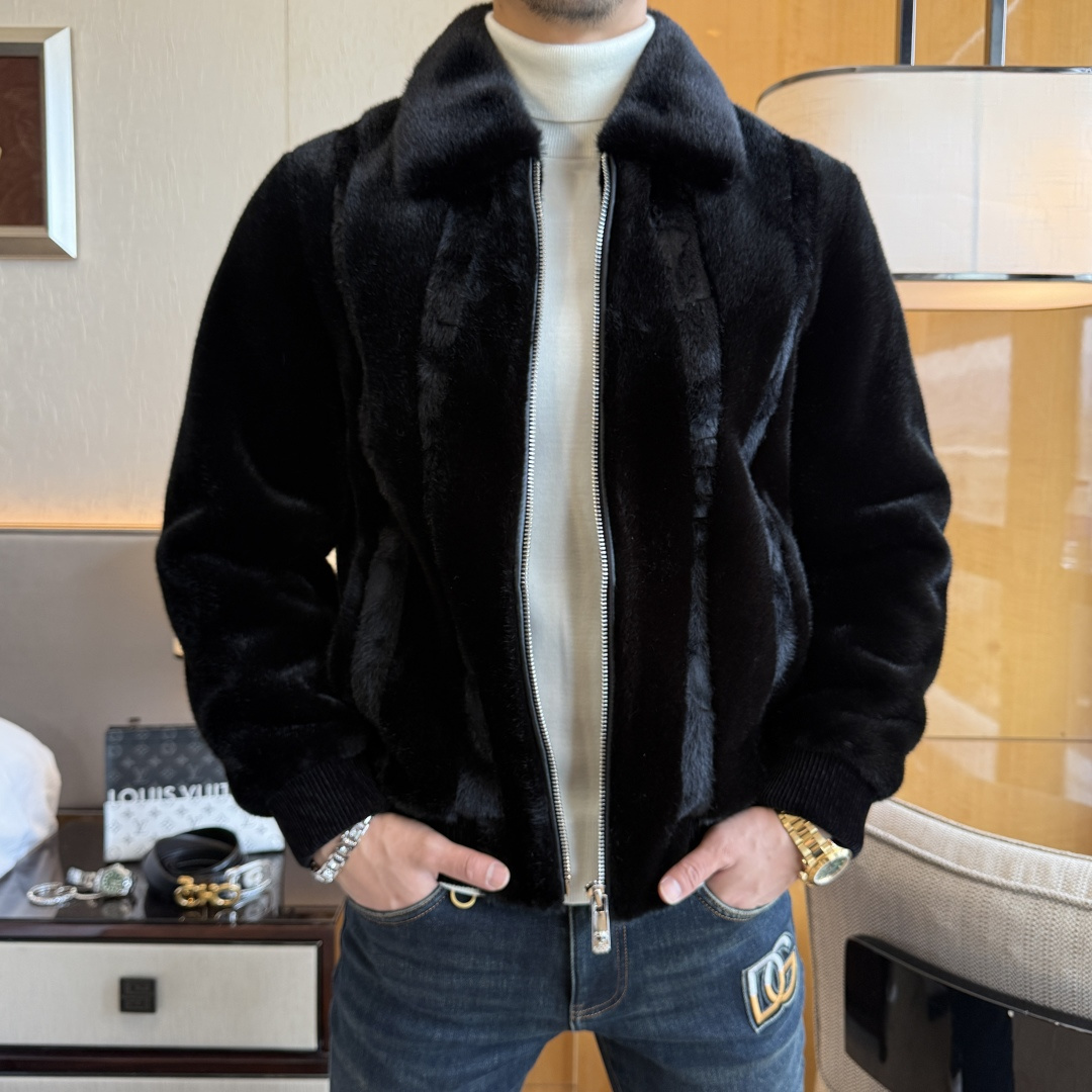 NO:657419,Genia -  2025ss autumn and winter new men's gold mink velvet jacket, the latest technology die-printed jacket, produced by Hong Kong foreign companies, high-end private channel supply, heavyweight products, orders from the same channel at the counter, first-class appearance. Super luxurious and heavyweight invincible equipment, extremely high configuration, gold mink imported from Australia  Made of velvet, a full line of environmentally friendly raw materials, the leather surface has a delicate and natural luster, and the comfort, softness and breathability are top-notch. It has a double thermal insulation structure and a very high cold protection index. With its unique attributes and functions, it can easily resist wind, rain, snow and bad weather. The design is quite distinctive and has a unique structure.  , the two materials form a visual contrast, an invincible luxurious atmosphere, applying fashion aesthetics to the extreme, the basic black is light, mature, restrained and versatile. It is an excellent toner in the dressing season, showing individuality and fashionable colors, excellent compatibility, extremely wide age span, and very practical wearability. Every  Every detail shows the craftsmanship, impeccable, fashionable hooded design, and the upper body is full of accent. There is a lot of room for street style or casual mix and match. Fur is a highly photographed item and is an irresistible investment item for men. Sizes 48-56  L-4XL,,zegna,jackets & coats,hats,alexander wang19860909杰尼娅 - 2025ss秋冬新品男士金貂绒外套、最新工艺压模印花外套香港洋行出品,高端私密渠道货源,重磅级臻品,专柜同渠道订单,品相一流.超奢华重磅的一款无敌装备,配置极高,澳洲进口的金貂绒,全线环保原料,皮面光泽细腻自然,舒适度和柔软度以及透气度都堪称顶级水准,双重保暖构造,御寒指数极高,以独特的属性功能,可以轻松抵抗风雨雪恶劣天气.设计方面颇具特色,独特构造,两种材质形成视觉反差,无敌的奢华大气,将时装美学运用到极致,基础黑轻熟内敛且基础百搭,在穿搭季属于极出色的调色剂,尽显个性时髦色彩,兼容性极好,年龄跨度极广,实穿性非常强.每一处细节都彰显出匠心工艺,无可挑剔,时尚连帽的设计,上身腔调十足,无论出街造型还是休闲混搭都有极大的发挥空间,皮草属于出镜率极高的单品,是男人无法抗拒的投资单品,尺码48-56 L-4XL,,zegna,jackets & coats,hats,alexander wang,Men's clothing