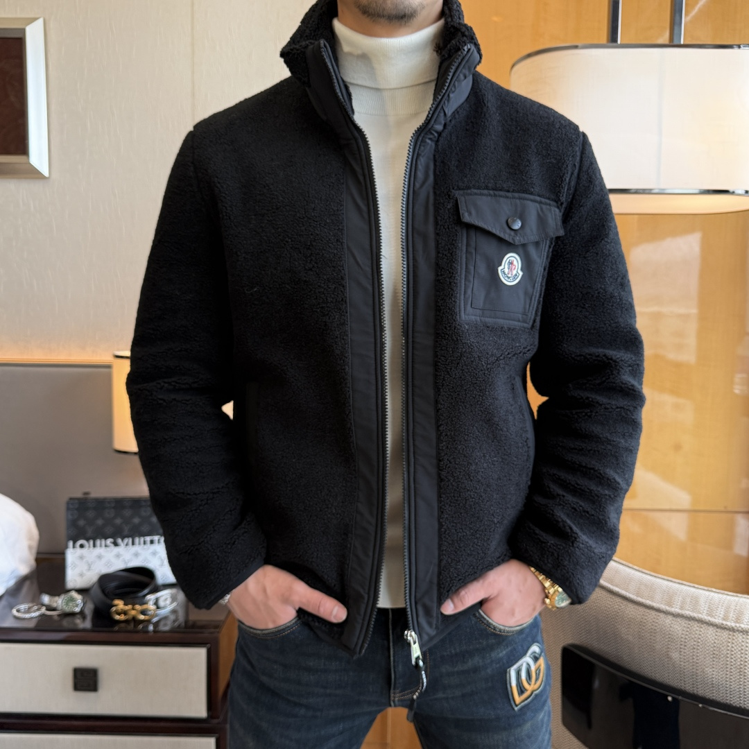 NO:657432,Mengkou - 2025 new autumn and winter men's grain velvet jacket, customized high-end goods, exquisite craftsmanship and perfect interpretation, heavy craft embroidery splicing, high fashion, the color is particularly beautiful and pure, the grain velvet fashion contrasting color contrast makes it more youthful. The fabric is made of imported Australian material, which is dyed first, and then processed by various complex processes such as brushing, carding, shearing, and polarization. The rough surface is naturally irregular.  It is granular, fluffy and dense but not easy to shed or pill, thick, plump and soft. The design of the whole piece is a simple style, the upper body is very elegant, a lot of effort has been put into the pattern, the simple silhouette looks comfortable and casual, the lines are natural and smooth, without any bloat, the upper body is full of tone, highly recommended, giving men the most exquisite dress, a must-have for winter windows, a flash market version. Color black  Sizes M-3XL, can fit up to 190 pounds.,,Moncler,jackets & coats,alexander wang19860909蒙口-2025年秋冬新款男士颗粒绒外套,定制高端货品,工艺精湛完美演绎,重工艺刺绣拼接,很高的时髦度,颜色特别的漂亮、纯正,颗粒绒时尚撞色对比更加显示年轻.面料采用进口澳洲材质,它先经染色,再经拉毛、梳毛、剪毛、摇粒等多种复杂工艺处理,毛面呈天然不规则颗粒状,蓬松密集而又不易掉毛、起球,厚实饱满软糯.整件的设计属于简洁款,上身非常有腔调,在版型上下足功夫,简约的廓形look舒适又随意,线条自然流畅,毫无臃肿感,上身腔调十足,极力推荐款,给予男人最精致打扮,秋冬御寒橱窗必备,秒杀市场版本.颜色黑色 尺码M-3XL,最大可穿到190斤.,,Moncler,jackets & coats,alexander wang,Men's clothing