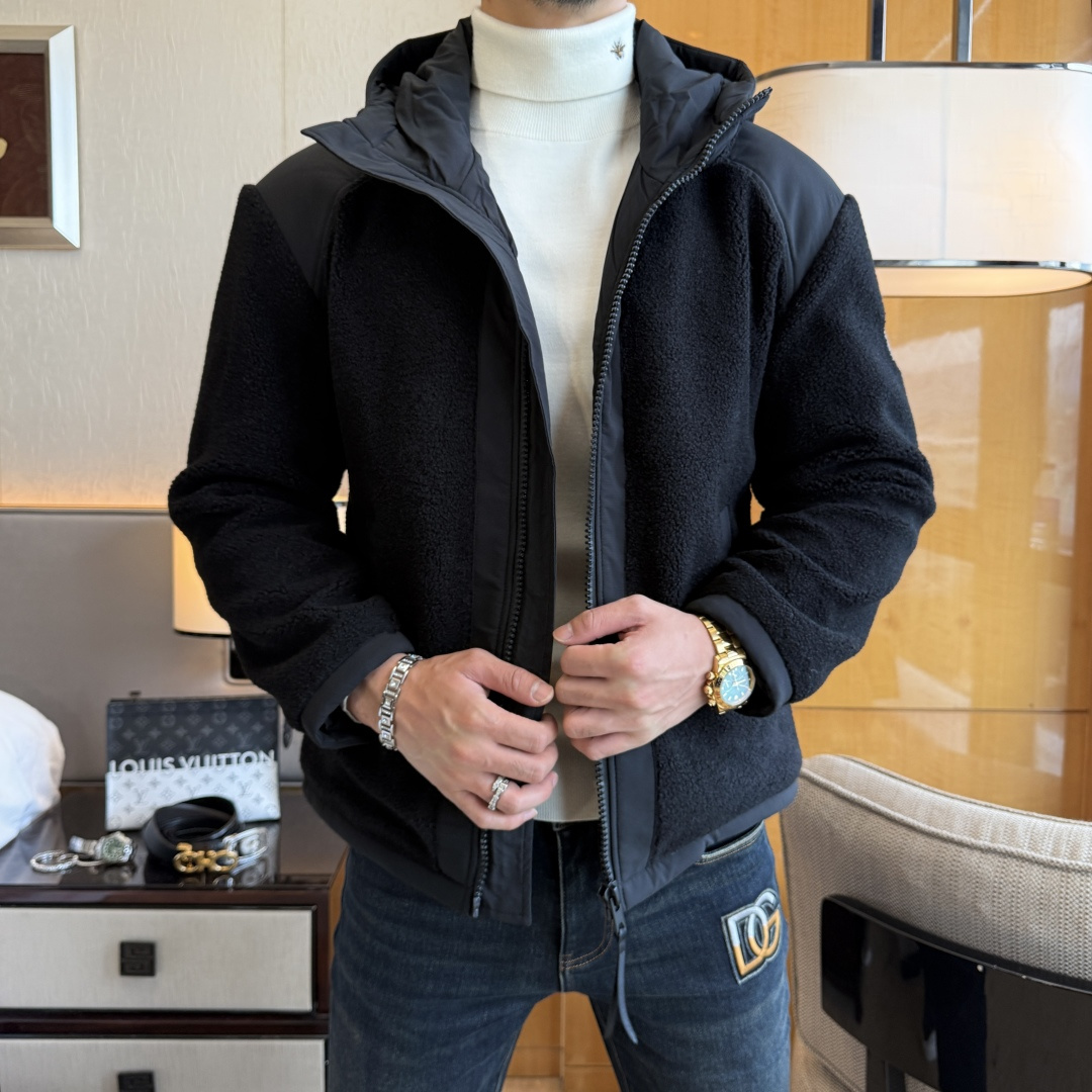 NO:657428,Canada Goose - 2025 autumn and winter new men's grain velvet jacket, customized high-end goods, exquisite craftsmanship and perfect interpretation, heavy craft embroidery splicing, high fashionability, the color is particularly beautiful and pure, the grain velvet fashion contrasting color contrast makes it more youthful. The fabric is made of imported Australian material, which is dyed first, and then processed by various complex processes such as brushing, carding, shearing, and polarization. The wool surface is natural and non-woven.  Regular and granular, fluffy and dense but not easy to shed or pill, thick, plump and soft. The whole design is a simple style, the upper body is very elegant, a lot of effort has been put into the pattern, the simple silhouette looks comfortable and casual, the lines are natural and smooth, without any sense of bloat, the upper body is full of tone, highly recommended, giving men the most exquisite dress, a must-have for winter windows, a flash market version. Color black  Sizes M-3XL, can be worn up to 190 pounds.,,jackets & coats,alexander wang19860909加拿大鹅-2025年秋冬新款男士颗粒绒外套,定制高端货品,工艺精湛完美演绎,重工艺刺绣拼接,很高的时髦度,颜色特别的漂亮、纯正,颗粒绒时尚撞色对比更加显示年轻.面料采用进口澳洲材质,它先经染色,再经拉毛、梳毛、剪毛、摇粒等多种复杂工艺处理,毛面呈天然不规则颗粒状,蓬松密集而又不易掉毛、起球,厚实饱满软糯.整件的设计属于简洁款,上身非常有腔调,在版型上下足功夫,简约的廓形look舒适又随意,线条自然流畅,毫无臃肿感,上身腔调十足,极力推荐款,给予男人最精致打扮,秋冬御寒橱窗必备,秒杀市场版本.颜色黑色 尺码M-3XL,最大可穿到190斤.,,jackets & coats,alexander wang,Men's clothing