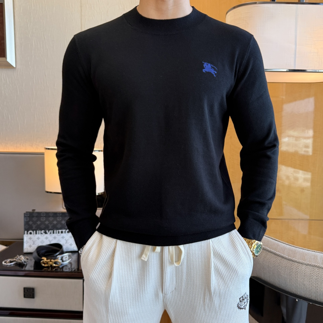 NO:661609,Burberry - 2025ss Autumn and Winter counter hot-selling wool sweater, casual and fashionable outer wear, a must-have for inner wear, custom-made imported worsted sheep wool fabric, the fabric has a delicate feel, close to the body and is comfortable without digging into the flesh, and the upper body has a good shape. It is warm to wear, and the counter logo design is very unique. The original quality and craftsmanship are definitely the highest version on the market. The top original version is awesome to wear. It is soft and crisp, not easy to deform. The seams and seams are very rigorous and elegant. Absolute first-line OEM requirements!  Don’t miss it, male gods!  Size M-3XL,,burberry, 19860909巴宝莉 - 2025ss秋冬专柜大爆款羊毛衫,休闲时尚外穿 内搭必备款,定制进口精纺绵羊毛面料,面料手感细腻,贴身舒适不扎肉,上身版型好 穿着保暖,专柜标志设计非常独特,原版品质与工艺 绝对市场最高版本 顶级原版穿着超赞 柔顺挺括,不易变形.锁边缝盘都非常严谨考究 绝对一线代工要求！男神们别错过！ 尺码 M-3XL,,burberry, ,Men's clothing