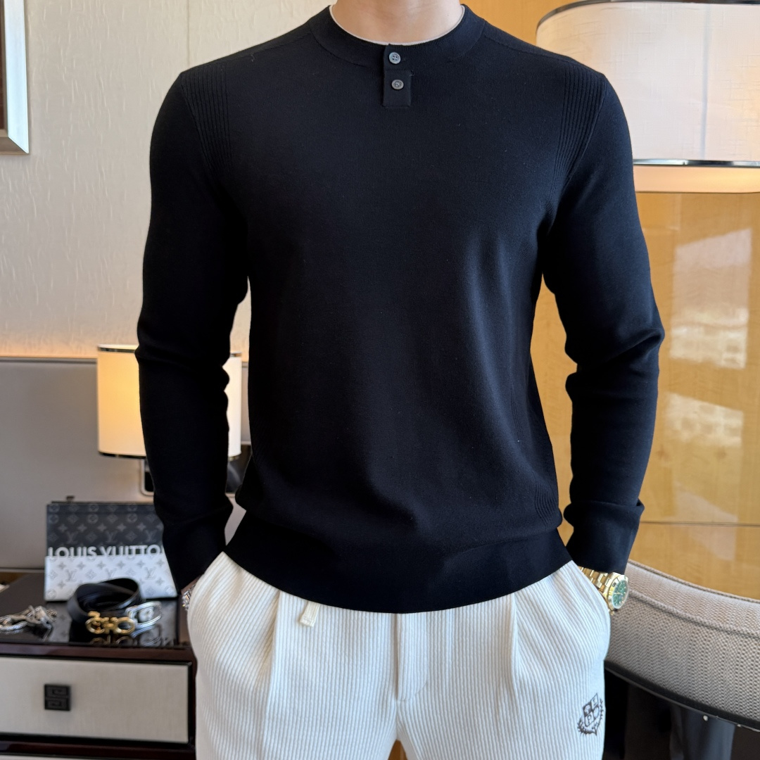 NO:662574,LP Nuoyo - 2025ss Autumn and Winter counter hot-selling wool sweater, casual and fashionable outer wear, a must-have for inner wear, custom-made imported worsted sheep wool fabric, the fabric has a delicate feel, close to the body and is comfortable without digging into the flesh, and the upper body has a good shape. It is warm to wear, and the counter logo design is very unique. The original quality and craftsmanship are definitely the highest version on the market. The top original version is awesome to wear. It is soft and crisp, not easy to deform. The seams and seams are very rigorous and elegant. Absolute first-line OEM requirements!  Don’t miss it, male gods!  Size M-3XL,,loro piana, 19860909LP诺悠 - 2025ss秋冬专柜大爆款羊毛衫,休闲时尚外穿 内搭必备款,定制进口精纺绵羊毛面料,面料手感细腻,贴身舒适不扎肉,上身版型好 穿着保暖,专柜标志设计非常独特,原版品质与工艺 绝对市场最高版本 顶级原版穿着超赞 柔顺挺括,不易变形.锁边缝盘都非常严谨考究 绝对一线代工要求！男神们别错过！ 尺码 M-3XL,,loro piana, ,Men's clothing