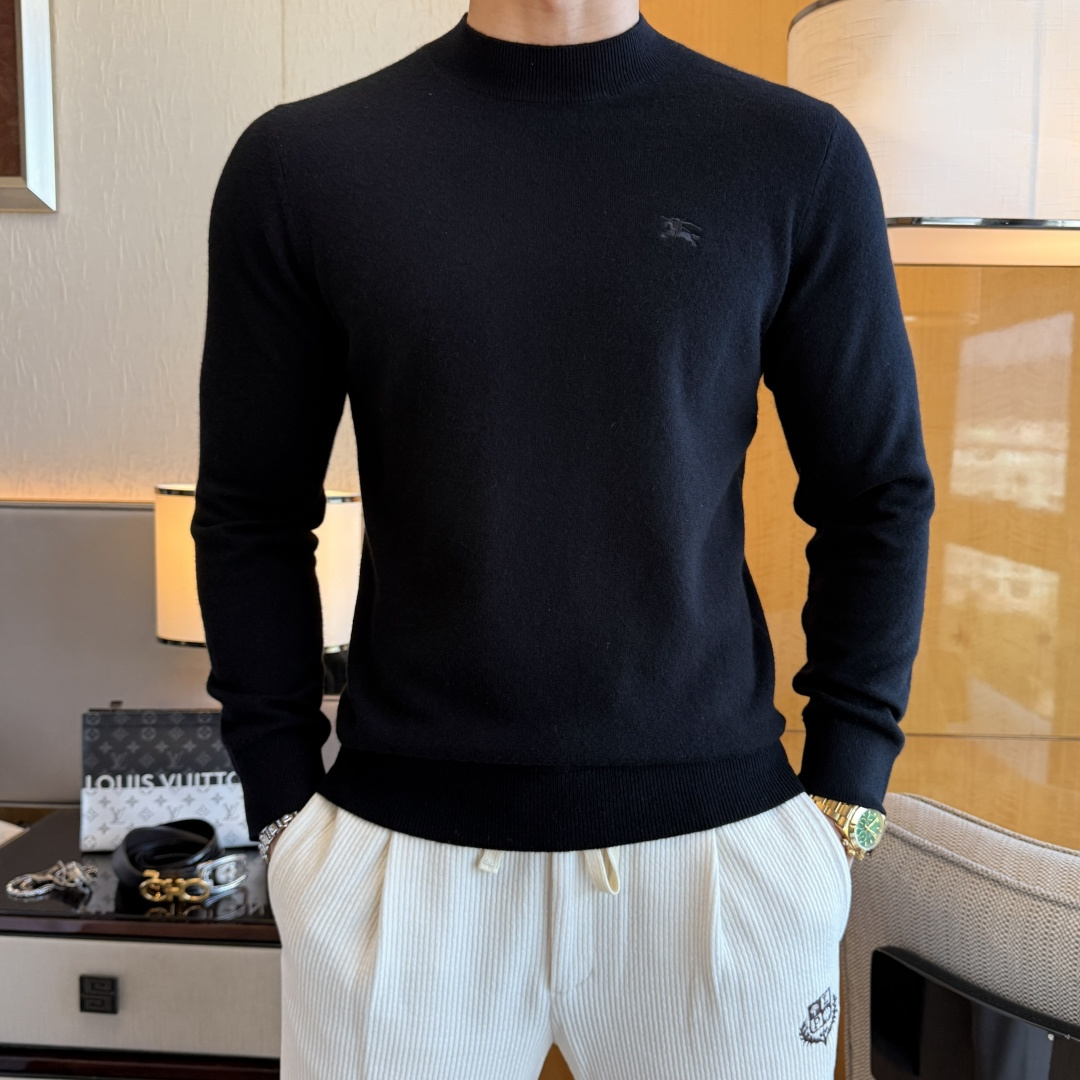 NO:691885,Burberry - 2025ss Autumn and Winter counter hot cashmere sweater, casual and fashionable outer wear, a must-have for inner wear, custom-made imported worsted cashmere sheep wool fabric, the fabric has a delicate feel, close to the body and is comfortable without digging into the flesh, and the upper body has a good shape. It is warm to wear, the counter logo design is very unique, the original quality and craftsmanship are definitely the highest version on the market. The top original version is great to wear. It is soft and crisp, not easy to deform. The seams and seams are very rigorous and absolutely meet the requirements of first-line OEMs!  Don’t miss it, male gods!  Size M-3XL,,burberry,19860909巴宝莉 - 2025ss秋冬专柜大爆款山羊绒羊毛衫,休闲时尚外穿 内搭必备款,定制进口精纺羊绒绵羊毛面料,面料手感细腻,贴身舒适不扎肉,上身版型好 穿着保暖,专柜标志设计非常独特,原版品质与工艺 绝对市场最高版本 顶级原版穿着超赞 柔顺挺括,不易变形.锁边缝盘都非常严谨考究 绝对一线代工要求！男神们别错过！ 尺码 M-3XL,,burberry,,Men's clothing