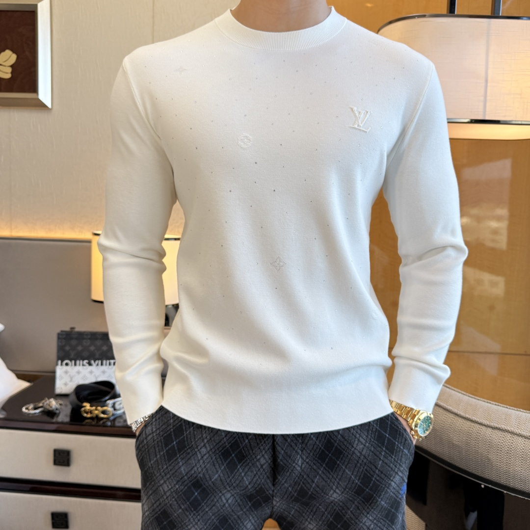 NO:662749,LV - 2025ss Autumn and Winter counter hot-selling woolen sweater, casual and fashionable outer wear, a must-have for inner wear, custom-made imported worsted sheep wool fabric, the fabric has a delicate feel, close to the body and is comfortable without piercing the flesh, and the upper body has a good shape. It is warm to wear, and the counter logo design is very unique. The original quality and craftsmanship are definitely the highest version on the market. The top original version is awesome to wear. It is soft and crisp, not easy to deform. The seams and seams are very rigorous and absolutely meet the requirements of first-line OEMs!  Don’t miss it, male gods!  Size M-3XL,,louis vuitton,alexander wang19860909LV - 2025ss秋冬专柜大爆款羊毛衫,休闲时尚外穿 内搭必备款,定制进口精纺绵羊毛面料,面料手感细腻,贴身舒适不扎肉,上身版型好 穿着保暖,专柜标志设计非常独特,原版品质与工艺 绝对市场最高版本 顶级原版穿着超赞 柔顺挺括,不易变形.锁边缝盘都非常严谨考究 绝对一线代工要求！男神们别错过！ 尺码 M-3XL,,louis vuitton,alexander wang,Men's clothing