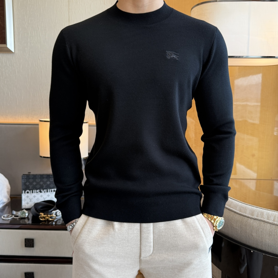 NO:684145,Burberry - 2025ss Autumn and Winter counter hot-selling wool sweater, casual and fashionable outer wear, a must-have for inner wear, custom-made imported worsted sheep wool fabric, the fabric has a delicate feel, close to the body and is comfortable without digging into the flesh, and the upper body has a good shape. It is warm to wear, and the counter logo design is very unique. The original quality and craftsmanship are definitely the highest version on the market. The top original version is awesome to wear. It is soft and crisp, not easy to deform. The seams and seams are very rigorous and elegant. Absolute first-line OEM requirements!  Don’t miss it, male gods!  Size M-3XL,,burberry,19860909巴宝莉- 2025ss秋冬专柜大爆款羊毛衫,休闲时尚外穿 内搭必备款,定制进口精纺绵羊毛面料,面料手感细腻,贴身舒适不扎肉,上身版型好 穿着保暖,专柜标志设计非常独特,原版品质与工艺 绝对市场最高版本 顶级原版穿着超赞 柔顺挺括,不易变形.锁边缝盘都非常严谨考究 绝对一线代工要求！男神们别错过！ 尺码 M-3XL,,burberry,,Men's clothing