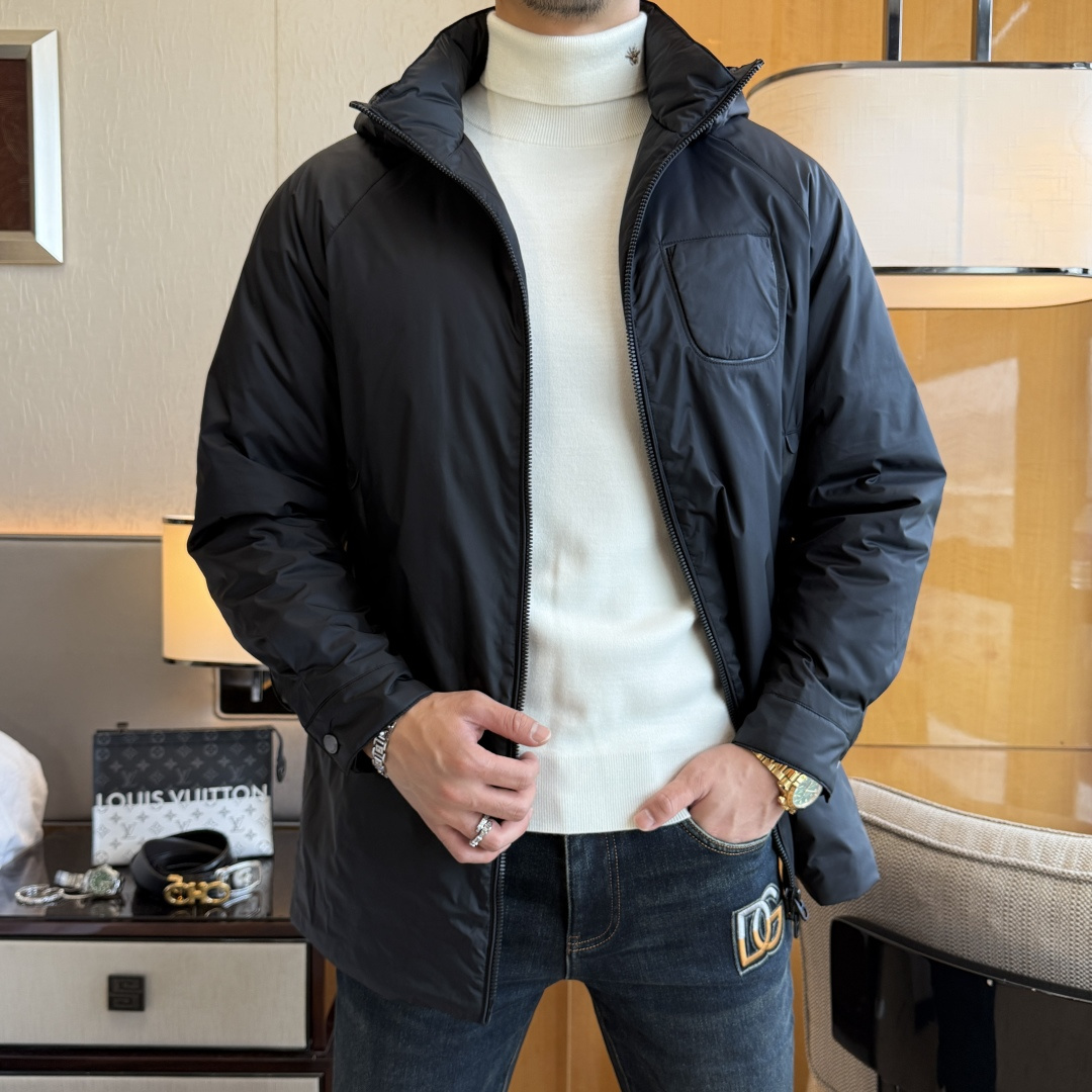 NO:662566,Goose down version!  Zegna-  2025 new winter men's goose down down jacket, high-quality design, is a must-have for any man, handsome and handsome. Heavy craftsmanship, 90% goose down filling, but the fashion stance remains firm, first-class texture, crisp and slim fit. Classic lapel down, mature and stable style, fine texture, good gloss, and very clear texture, simple and elegant style, strong fashion, and version leading the current trend, the upper body effect is very good, the fabric is novel and soft to the touch  Fearless and changeable, blooming in comfort and uniqueness. Calmly and confidently walk the way of urban sportsman's spring clothing. Multi-touch fabric selection, showing the eclectic charm. The upper body will not have any wrinkles, the shape is excellent, the upper body is stylish and handsome, the customized accessories are iconic, and the details determine success or failure. Color, color, size M-3XL can be worn up to 200 pounds.,,zegna,jackets & coats,down jacket, 19860909鹅绒版本！杰尼娅- 2025年冬季新款男士鹅绒羽绒服外套,高品质设计,是任何男人都必备的王牌好货,帅气爆表.重工艺直冲工艺,90鹅绒填充,但时尚立场坚挺如故,质感一流,挺括修身.经典翻领的羽绒,成熟稳重风,质感细腻,光泽感佳,且纹理非常清晰,款式简洁大气,时尚度强、版型引领当前趋势,上身效果非常好,面料新颖,手感软 无畏多变,舒适与独特中绽放.从容、自信游走都市型男春装之道.多重触感的面料选择,彰显不拘一格的魅力上身不会有任何褶皱,版型极好,上身有型帅气,定制辅料带有标志性,细节决定成败.颜色图色 尺码M-3XL最大可穿到200斤.,,zegna,jackets & coats,down jacket, ,Men's clothing