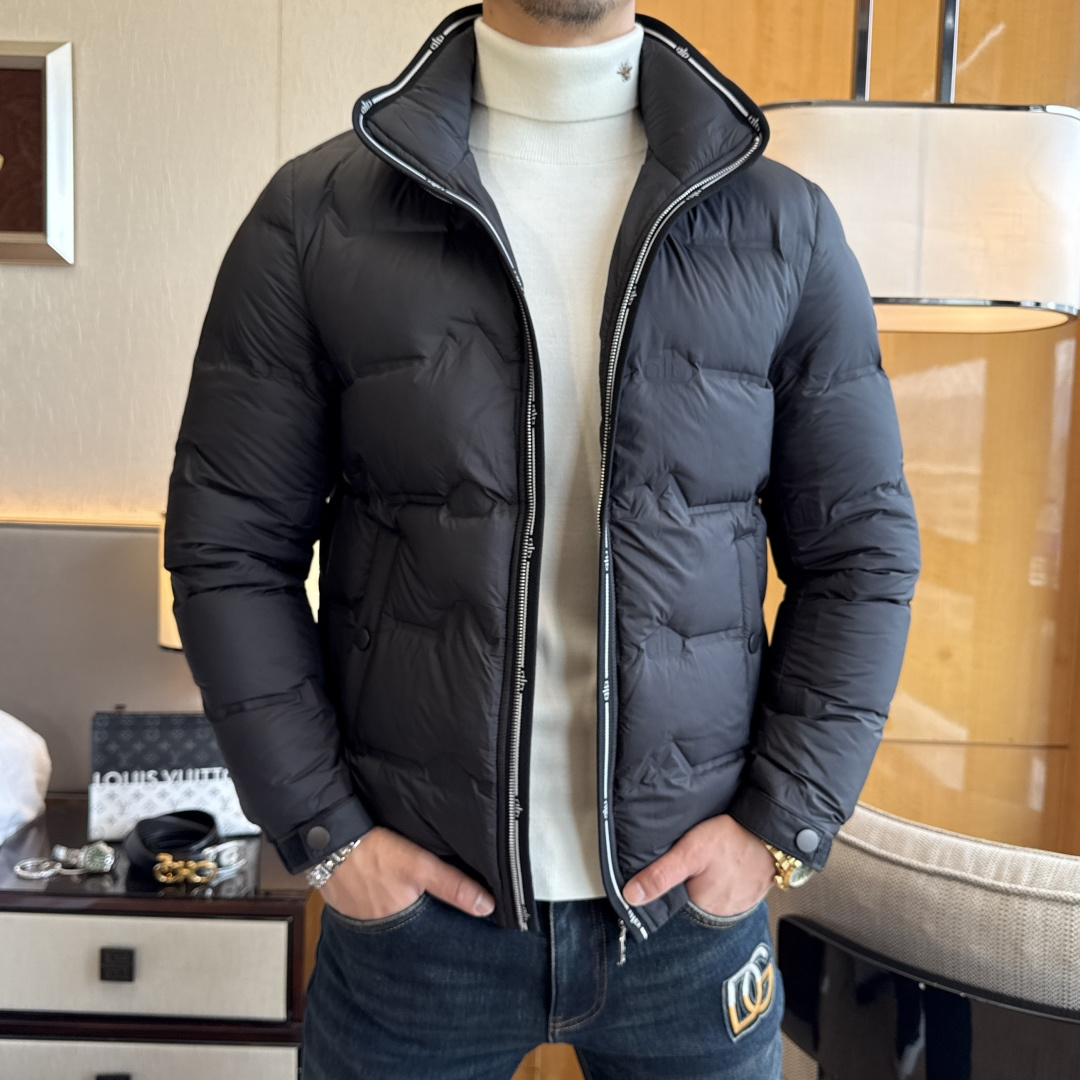 NO:662614,alo- 2025 new winter men's down jacket, high-quality design, is a must-have for any man, handsome and handsome. Heavy craftsmanship, 90 down filling, but the fashion stance remains firm, first-class texture, crisp and slim. Classic lapel down, mature and stable style, fine texture, good gloss, and very clear texture, simple and elegant style, strong fashion, version leading the current trend, very good upper body effect, novel fabric, soft feel  Fearless and changeable, blooming in comfort and uniqueness. Calmly and confidently walk the way of urban sportsman spring clothing. Multi-touch fabric selection, showing the eclectic charm. The upper body will not have any wrinkles, the shape is excellent, the upper body is stylish and handsome, the customized accessories are iconic, and the details determine success or failure. Colors, pictures, sizes M-3XL can be worn up to 200 pounds.,, jackets & coats, down jacket,  19860909alo- 2025年冬季新款男士羽绒服外套,高品质设计,是任何男人都必备的王牌好货,帅气爆表.重工艺直冲工艺,90绒填充,但时尚立场坚挺如故,质感一流,挺括修身.经典翻领的羽绒,成熟稳重风,质感细腻,光泽感佳,且纹理非常清晰,款式简洁大气,时尚度强、版型引领当前趋势,上身效果非常好,面料新颖,手感软 无畏多变,舒适与独特中绽放.从容、自信游走都市型男春装之道.多重触感的面料选择,彰显不拘一格的魅力上身不会有任何褶皱,版型极好,上身有型帅气,定制辅料带有标志性,细节决定成败.颜色图色 尺码M-3XL最大可穿到200斤.,,jackets & coats,down jacket, ,Men's clothing