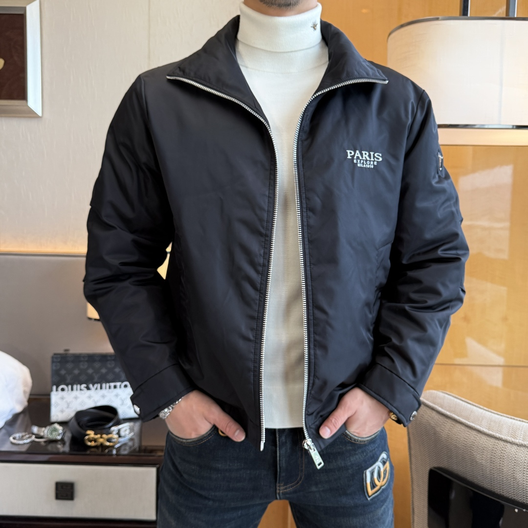 NO:683555,Prada -  2025 new winter men's down jacket, high-quality design, is a must-have for any man, handsome and handsome. Heavy craftsmanship, 90 down filling, but the fashion stance remains firm, first-class texture, crisp and slim. Classic lapel down, mature and stable style, fine texture, good gloss, and very clear texture, simple and elegant style, strong fashion, version leading the current trend, the upper body effect is very good, the fabric is novel and soft to the touch  Fearless and changeable, blooming in comfort and uniqueness. Calmly and confidently walk the way of urban sportsman's spring clothing. Multi-touch fabric selection, showing the eclectic charm. The upper body will not have any wrinkles, the fit is excellent, the upper body is stylish and handsome, the customized accessories are iconic, and the details determine success or failure. Colors, pictures, sizes M-3XL can be worn up to 190 pounds.,, prada, jackets & coats, down jacket,19860909普拉达 - 2025年冬季新款男士羽绒服外套,高品质设计,是任何男人都必备的王牌好货,帅气爆表.重工艺直冲工艺,90绒填充,但时尚立场坚挺如故,质感一流,挺括修身.经典翻领的羽绒,成熟稳重风,质感细腻,光泽感佳,且纹理非常清晰,款式简洁大气,时尚度强、版型引领当前趋势,上身效果非常好,面料新颖,手感软 无畏多变,舒适与独特中绽放.从容、自信游走都市型男春装之道.多重触感的面料选择,彰显不拘一格的魅力上身不会有任何褶皱,版型极好,上身有型帅气,定制辅料带有标志性,细节决定成败.颜色图色 尺码M-3XL最大可穿到190斤.,,prada,jackets & coats,down jacket,,Men's clothing