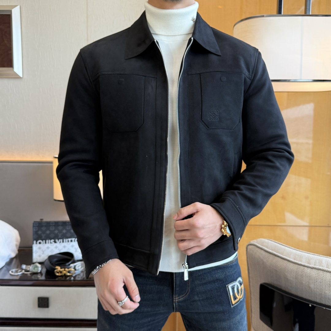 NO:683569,Goose down version!  Luo Yiwei-  2025 new winter men's goose down down jacket, high-quality design, a must-have for any man, handsome and handsome. Heavy craftsmanship, 90 white goose down filling, but the fashion stance remains firm, first-class texture, crisp and slim fit. Classic lapel down, mature and stable style, fine texture, good gloss, and very clear texture, simple and elegant style, strong fashion, version leading the current trend, very good upper body effect, novel fabric, soft touch  Fearless and changeable, blooming in comfort and uniqueness. Calmly and confidently walk the way of urban sportsman's spring clothing. Multi-touch fabric selection, showing the eclectic charm. The upper body will not have any wrinkles, the fit is excellent, the upper body is stylish and handsome, the customized accessories are iconic, and the details determine success or failure. Colors and colors, sizes 48 - 56, can be worn up to 190 pounds.,, loewe, jackets & coats, down jacket,19860909鹅绒版本！罗意威- 2025年冬季新款男士鹅绒羽绒服外套,高品质设计,是任何男人都必备的王牌好货,帅气爆表.重工艺直冲工艺,90白鹅绒填充,但时尚立场坚挺如故,质感一流,挺括修身.经典翻领的羽绒,成熟稳重风,质感细腻,光泽感佳,且纹理非常清晰,款式简洁大气,时尚度强、版型引领当前趋势,上身效果非常好,面料新颖,手感软 无畏多变,舒适与独特中绽放.从容、自信游走都市型男春装之道.多重触感的面料选择,彰显不拘一格的魅力上身不会有任何褶皱,版型极好,上身有型帅气,定制辅料带有标志性,细节决定成败.颜色图色 尺码48 - 56 最大可穿到190斤.,,loewe,jackets & coats,down jacket,,Men's clothing