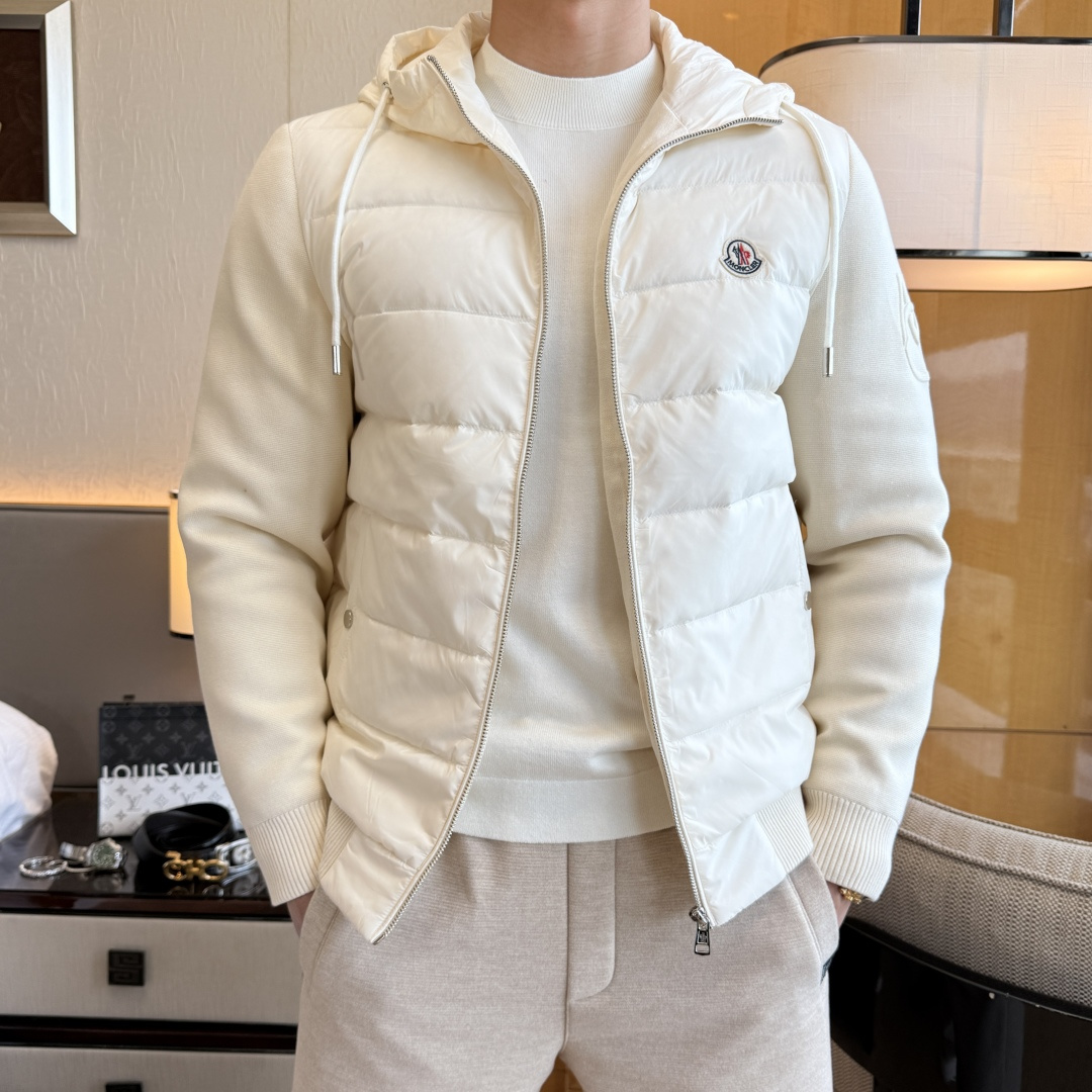 NO:726949,Replacement of muzzle after the year -  The new winter men's knitted splicing down jacket, high-quality design, is a must-have for any man, handsome and handsome. Heavy craftsmanship, 90 down filling, but the fashion stance remains firm, first-class texture, crisp and slim. Classic lapel down, mature and stable style, fine texture, good gloss, and very clear texture, simple and elegant style, strong fashion, version leading the current trend, the upper body effect is very good, the fabric is novel and soft to the touch  Fearless and changeable, blooming in comfort and uniqueness. Calmly and confidently walk the way of urban sportsman's spring clothing. Multi-touch fabric selection, showing the eclectic charm without any wrinkles on the upper body, excellent fit, stylish and handsome upper body, customized accessories with iconic, details determine success or failure. Color, color, size M-3XL can be worn up to 190 pounds.,, Moncler, jackets & coats, down jacket,19860909年后退换蒙口 - 年冬季新款男士针织拼接羽绒服外套,高品质设计,是任何男人都必备的王牌好货,帅气爆表.重工艺直冲工艺,90绒填充,但时尚立场坚挺如故,质感一流,挺括修身.经典翻领的羽绒,成熟稳重风,质感细腻,光泽感佳,且纹理非常清晰,款式简洁大气,时尚度强、版型引领当前趋势,上身效果非常好,面料新颖,手感软 无畏多变,舒适与独特中绽放.从容、自信游走都市型男春装之道.多重触感的面料选择,彰显不拘一格的魅力上身不会有任何褶皱,版型极好,上身有型帅气,定制辅料带有标志性,细节决定成败.颜色图色 尺码M-3XL最大可穿到190斤.,,Moncler,jackets & coats,down jacket,,Men's clothing