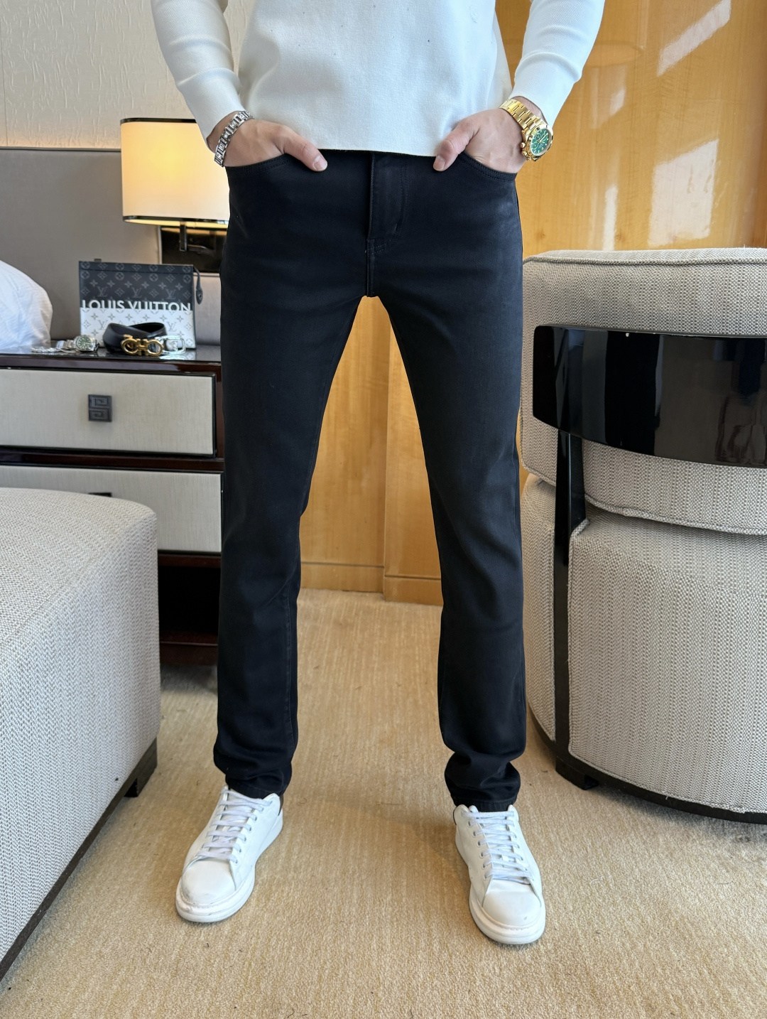 NO:690962,Fendi - 2025ss Snake Autumn and Winter Velvet Jeans. Original 1:1 production, a perfect choice for daily essentials, simple and stylish, custom imported denim fabric, heavy washing process, complex workmanship and exquisite craftsmanship. Easily cater to the needs of the four seasons, soft and elastic to the touch, smooth and neat, original accessories and hardware, comfortable upper body, very easy to wear and durable, code number 29-36,,fendi,jeans,19860909芬迪 - 2025ss蛇年秋冬加绒牛仔裤.原单1:1制作,日常必备的完美之选,简单大气亦时尚有型,定制进口丹宁面料 ,重工洗水工艺,做工复杂工艺精湛.轻松迎合四季需要,手感柔软带弹力,流畅利落,原版辅料五金,上身舒适非常易搭耐看码数29-36,,fendi,jeans,,Men's clothing