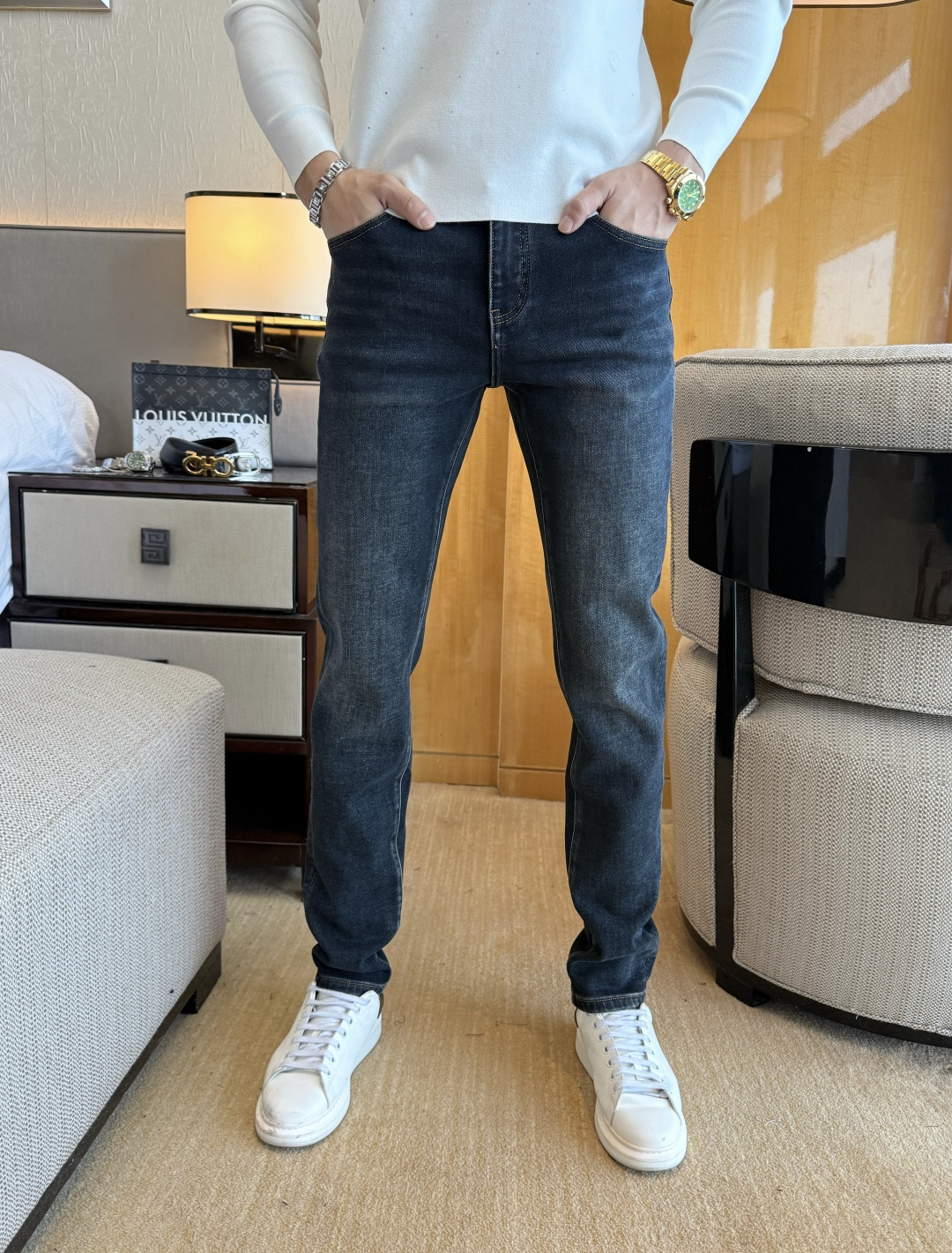 NO:690959,Kolon - 2025ss Snake autumn and winter fleece jeans. Original 1:1 production, a perfect choice for daily necessities, simple and elegant, fashionable and stylish, customized imported denim fabric, heavy washing process, complex workmanship and exquisite craftsmanship. Easily cater to the needs of the four seasons, soft and elastic to the touch, smooth and neat, original accessories and hardware, comfortable upper body, very easy to wear and durable, code number 29-36,,jeans,19860909可隆 - 2025ss蛇年秋冬加绒牛仔裤.原单1:1制作,日常必备的完美之选,简单大气亦时尚有型,定制进口丹宁面料 ,重工洗水工艺,做工复杂工艺精湛.轻松迎合四季需要,手感柔软带弹力,流畅利落,原版辅料五金,上身舒适非常易搭耐看码数29-36,,jeans,,Men's clothing