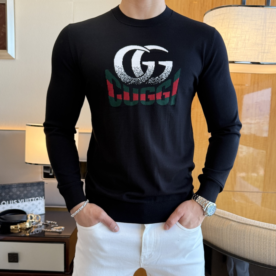 NO:712641,Gucci - 2025ss Autumn and Winter Counter's best-selling boutique sweaters, casual and fashionable outer wear, a must-have for inner wear, custom-made imported sheep wool fabric, the fabric has a delicate feel, close to the body and is comfortable without digging into the flesh, and the upper body has a good shape. It is warm to wear, and the counter logo design is very unique. The original quality and craftsmanship are definitely the highest version on the market. The top original version is great to wear. It is soft and crisp, not easy to deform. The seams and seams are very rigorous and absolutely meet the requirements of first-line OEMs!  Don’t miss it, male gods!  Size M-3XL,,19860909古奇- 2025ss秋冬专柜大爆款精品毛衫,休闲时尚外穿 内搭必备款,定制进口绵羊毛面料,面料手感细腻,贴身舒适不扎肉,上身版型好 穿着保暖,专柜标志设计非常独特,原版品质与工艺 绝对市场最高版本 顶级原版穿着超赞 柔顺挺括,不易变形.锁边缝盘都非常严谨考究 绝对一线代工要求！男神们别错过！ 尺码 M-3XL,,,Men's clothing