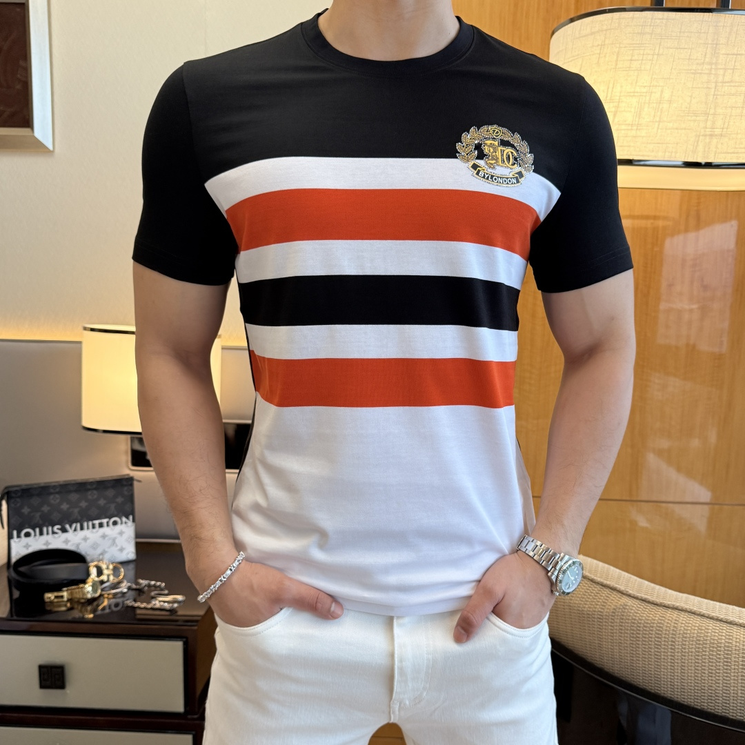 NO:847824,Burberry - 2026ss Year of the Horse New Year's Spring and Summer Premium 5D Printed Short-Sleeved T-shirt. Official website synchronization. High-end quality. Customized top-grade double mercerized cotton fabric, 1:1 production by top manufacturers, fashionable brand heavy craftsmanship logo design, soft and delicate feel. Skin-friendly and comfortable to wear. Versatile and casual. The upper body is very good. Handsome. A must-have for trendy men.  Size M-3XL (model weighs 175/145 pounds and wears L), burberry, T-shirt, tees, t-shirt,19860909巴宝莉 - 2026ss马年贺岁款春夏精品5D印花短袖T恤 官网同步 高端品质 定制顶级双丝光棉面料,顶级大厂1:1制作,时尚大牌重工艺logo设计,手感柔软细腻 穿着亲肤舒适 百搭休闲 上身非常赞 帅气 潮男必备品 尺码M-3XL(模特175/145斤穿L),,burberry,T-shirt,tees，t-shirt,,Men's clothing