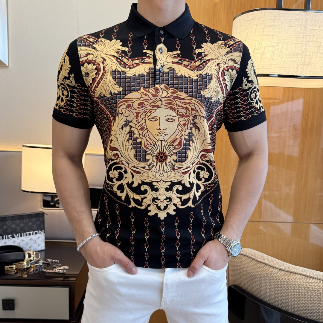 NO:757662,Versace - 2026ss new year of the horse spring and summer new polo collar short-sleeved series. Selected high-quality double mercerized pearl cotton fabric, fashionable big brand 5D digital printing logo design, the upper body shape is awesome, the fabric is delicate, comfortable and breathable, it looks great with any combination, a must-have for fashionable men!  Size M-3XL (model 178/145 pounds upper body L size), versace, T-shirt,19860909范思哲 - 2026ss马年贺岁款春夏新款polo领短袖系列.精选优质双丝光珠地棉面料,时尚大牌5D数码印花logo设计,上身版型超赞,面料细腻舒适透气,随意搭配都超级好看时尚型男必备款哦！尺码M-3XL (模特178/145斤上身L码),,versace,T-shirt,,Men's clothing