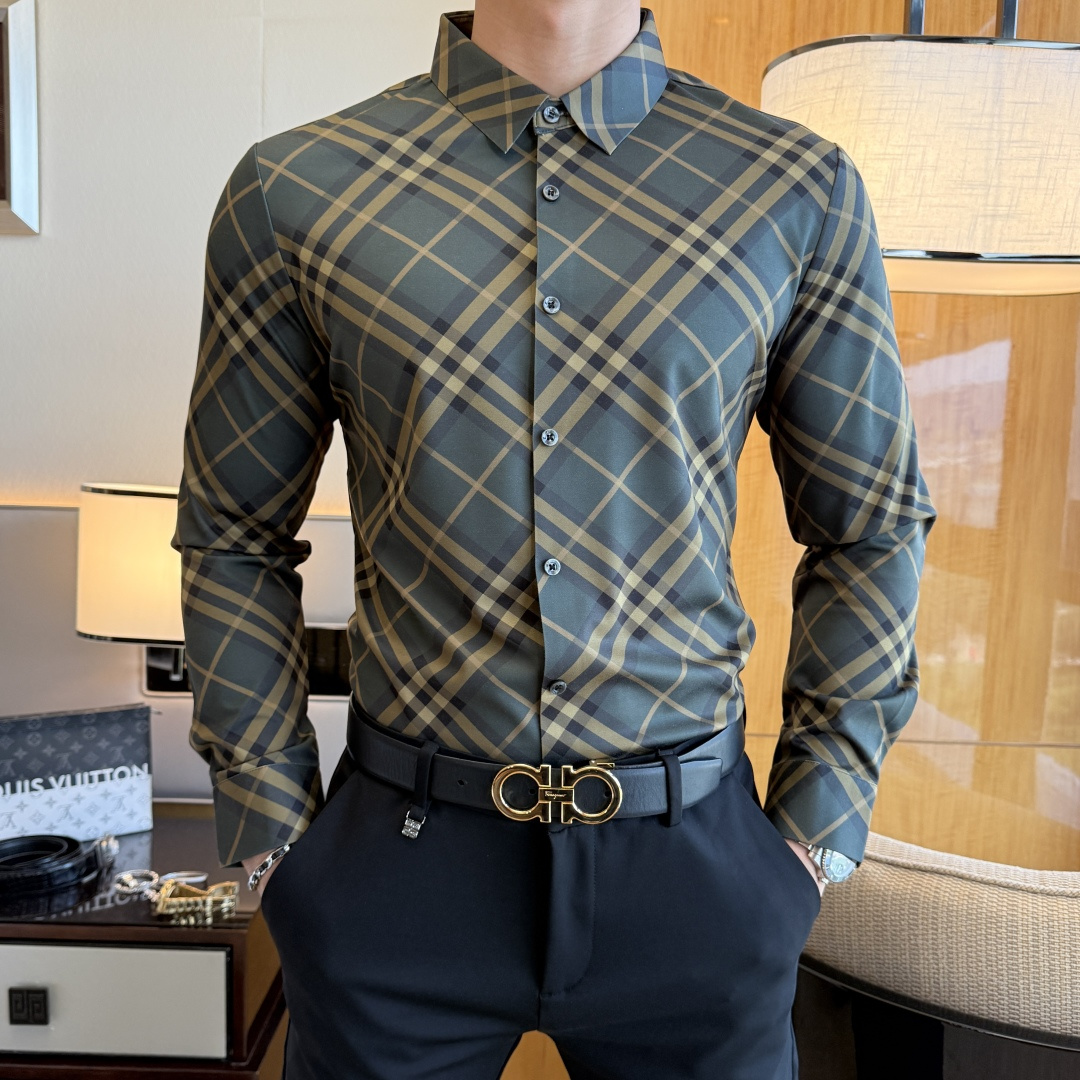 NO:736096,Burberry - 2025ss autumn and winter fashion hot-selling high-quality long-sleeved shirts, sold through trading company channels, in perfect condition, classified as cabinet level, predictable hot-selling, advanced custom-made imported high-grade cotton blended fabrics, master tailoring, invincible texture, excellent skin-friendly, very outstanding aesthetic design, exquisite craftsmanship, smooth lines, perfect match!  Easily upgrade your sense of fashion, with high recognition, great upper body effect, extremely sophisticated and rigorous workmanship, neat and meticulous wiring, it can be worn for business or daily leisure!  Counter size M-3XL,,burberry,shirts,19860909巴宝莉 - 2025ss秋冬时尚大爆款精品长袖衬衫,贸易公司渠道货,品相完美如斯,属于入柜级别,可预见性的爆款,高级定制进口高级棉混纺面料,大师级剪裁,质感无敌,亲肤性极佳,非常出彩的美学设计,工艺精湛,线条流畅,完美搭配！轻松将时髦感进阶,有着高强辨识度,上身效果超赞,做工极为考究严谨,走线工整细致,商务抑或日常休闲均可搭配！专柜尺码 M-3XL,,burberry,shirts,,Men's clothing