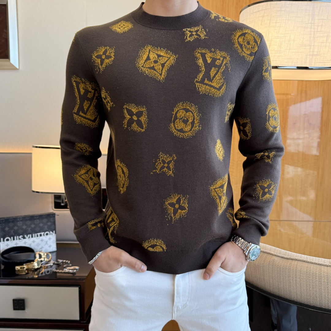 LV - 2025ss秋冬专柜大爆款精品毛衫,休闲时尚外穿 内搭必备款,定制进口绵羊毛面料,面料手感细腻,贴身舒适不扎肉,上身版型好 穿着保暖,专柜标志设计非常独特,原版品质与工艺 绝对市场最高版本 顶级原版穿着超赞 柔顺挺括,不易变形.锁边缝盘都非常严谨考究 绝对一线代工要求!男神们别错过!