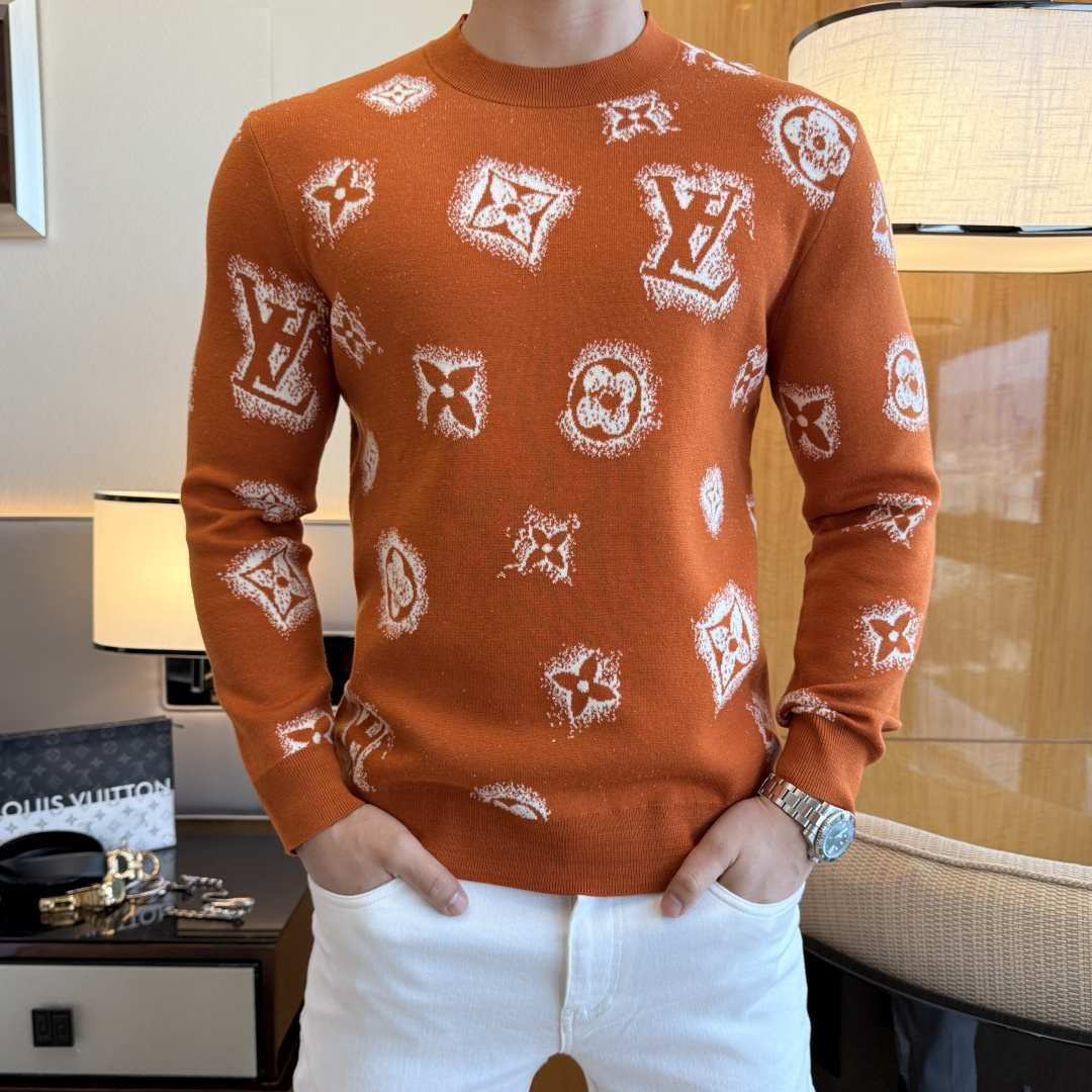 LV - 2025ss秋冬专柜大爆款精品毛衫,休闲时尚外穿 内搭必备款,定制进口绵羊毛面料,面料手感细腻,贴身舒适不扎肉,上身版型好 穿着保暖,专柜标志设计非常独特,原版品质与工艺 绝对市场最高版本 顶级原版穿着超赞 柔顺挺括,不易变形.锁边缝盘都非常严谨考究 绝对一线代工要求!男神们别错过!