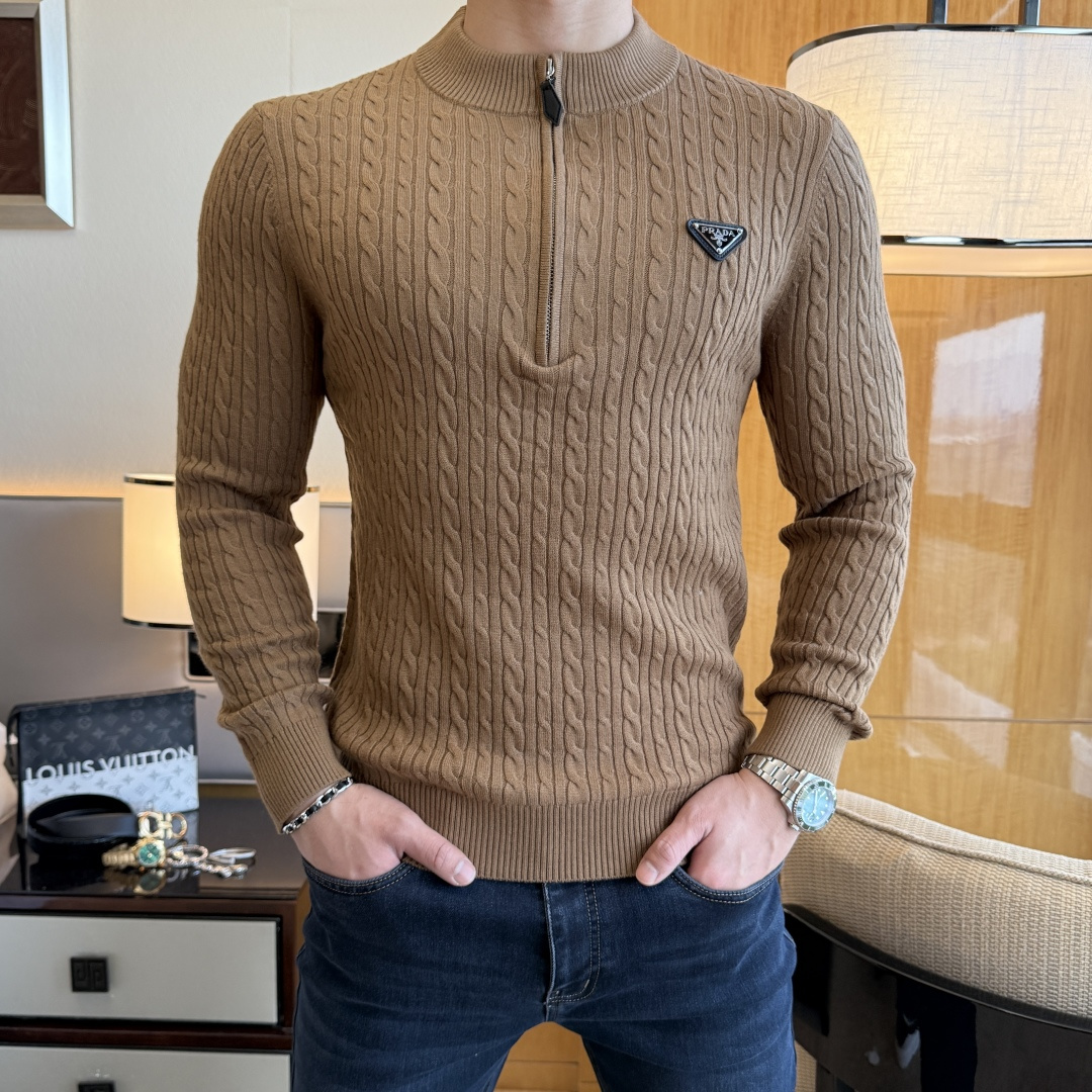 P305🔥🔥普拉达 - 2025ss秋冬专柜大爆款精品立领毛衫，休闲时尚外穿 内搭必备款，定制进口绵羊毛面料，面料手感细腻，贴身舒适不扎肉，上身版型好 穿着保暖，专柜标志设计非常独特，原版品质与工艺  绝对市场最高版本 顶级原版穿着超赞 柔顺挺括，不易变形。锁边缝盘都非常严谨考究 绝对一线代工要求！男神们别错过！ 尺码 M-3XL