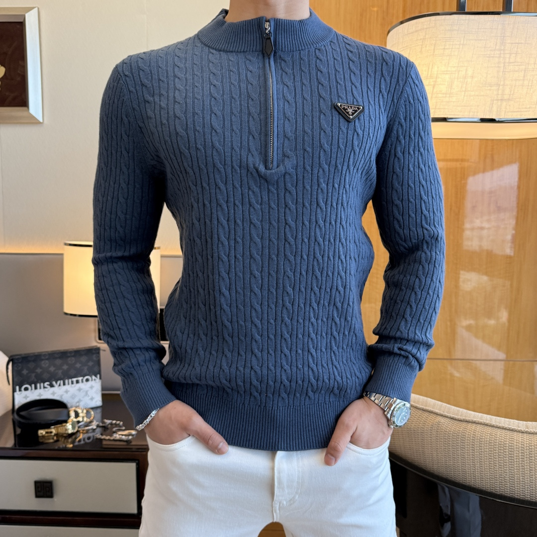 P305🔥🔥普拉达 - 2025ss秋冬专柜大爆款精品立领毛衫，休闲时尚外穿 内搭必备款，定制进口绵羊毛面料，面料手感细腻，贴身舒适不扎肉，上身版型好 穿着保暖，专柜标志设计非常独特，原版品质与工艺  绝对市场最高版本 顶级原版穿着超赞 柔顺挺括，不易变形。锁边缝盘都非常严谨考究 绝对一线代工要求！男神们别错过！ 尺码 M-3XL