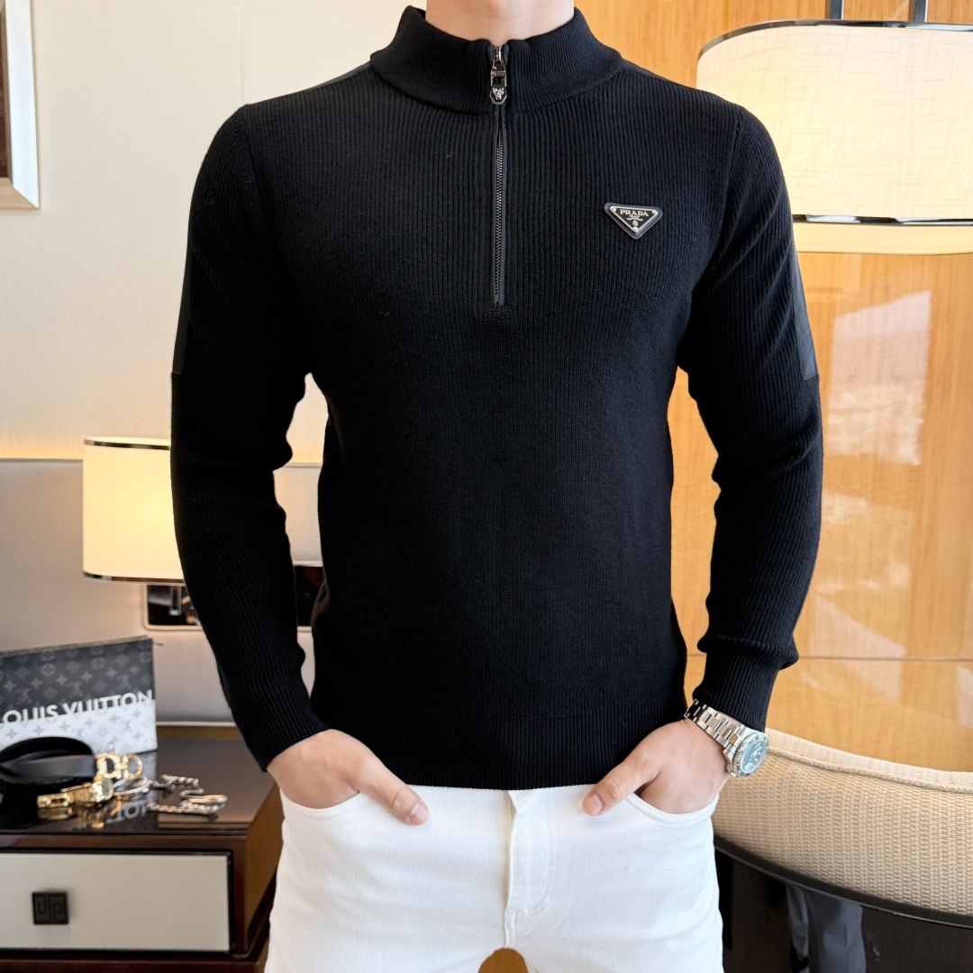 NO:712678,Prada - 2025ss Autumn and Winter Counter Hot Top Stand Collar Sweater, a must-have for casual and fashionable outer wear, custom-made imported sheep wool fabric, the fabric has a delicate feel, is close-fitting and comfortable without digging into the flesh, and has a good upper body shape. It is warm to wear, and the counter logo design is very unique. The original quality and craftsmanship are definitely the highest version on the market. The top original version is awesome to wear. It is soft and crisp, not easy to deform. The seams and seams are very rigorous and elegant. Absolutely the first-line OEM requirements!  Don’t miss it, male gods!  Size M-3XL,,prada,19860909普拉达 - 2025ss秋冬专柜大爆款精品立领毛衫,休闲时尚外穿 内搭必备款,定制进口绵羊毛面料,面料手感细腻,贴身舒适不扎肉,上身版型好 穿着保暖,专柜标志设计非常独特,原版品质与工艺 绝对市场最高版本 顶级原版穿着超赞 柔顺挺括,不易变形.锁边缝盘都非常严谨考究 绝对一线代工要求！男神们别错过！ 尺码 M-3XL,,prada,,Men's clothing
