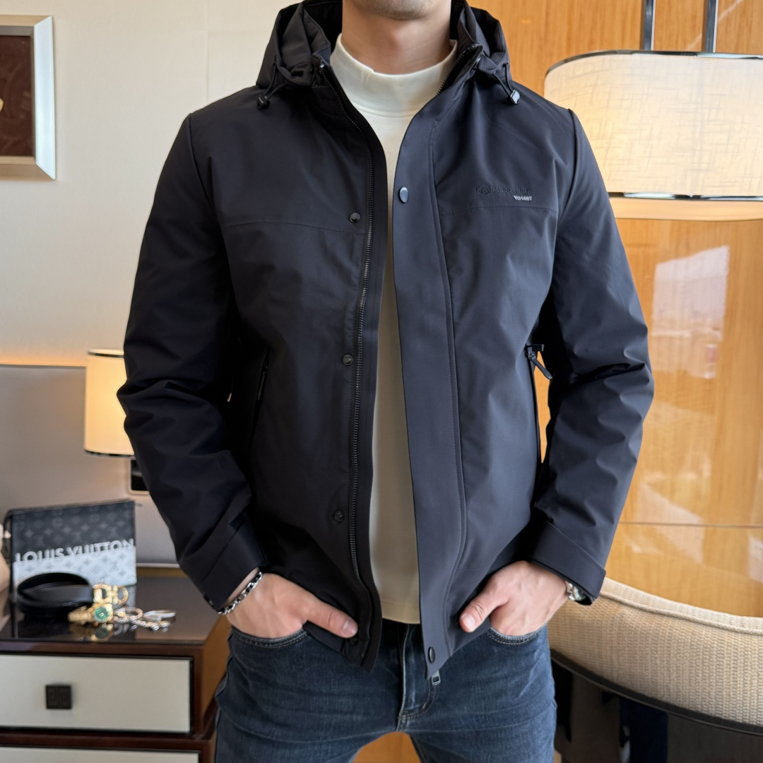 NO:703942,Desante -  2025 winter hot-selling boutique down jacket, high-quality design, is a must-have for any man, handsome and handsome. Heavy craftsmanship, 90 down filling, but the fashion stance remains firm, first-class texture, crisp and slim. Classic lapel down, mature and stable style, fine texture, good gloss, and very clear texture, simple and elegant style, strong fashion, version leads the current trend, the upper body effect is very good, the fabric is novel and soft to the touch  Fearless and changeable, blooming in comfort and uniqueness. Calmly and confidently walk the way of urban sportsman's spring clothing. Multi-touch fabric selection, showing the eclectic charm. The upper body will not have any wrinkles, the fit is excellent, the upper body is stylish and handsome, the customized accessories are iconic, and the details determine success or failure. Color, color, size M-3XL, can be worn up to 190 pounds.,,jackets & coats, down jacket,19860909迪桑特 - 2025年冬季大爆款精品羽绒服外套,高品质设计,是任何男人都必备的王牌好货,帅气爆表.重工艺直冲工艺,90绒填充,但时尚立场坚挺如故,质感一流,挺括修身.经典翻领的羽绒,成熟稳重风,质感细腻,光泽感佳,且纹理非常清晰,款式简洁大气,时尚度强、版型引领当前趋势,上身效果非常好,面料新颖,手感软 无畏多变,舒适与独特中绽放.从容、自信游走都市型男春装之道.多重触感的面料选择,彰显不拘一格的魅力上身不会有任何褶皱,版型极好,上身有型帅气,定制辅料带有标志性,细节决定成败.颜色图色 尺码M-3XL 最大可穿到190斤.,,jackets & coats,down jacket,,Men's clothing