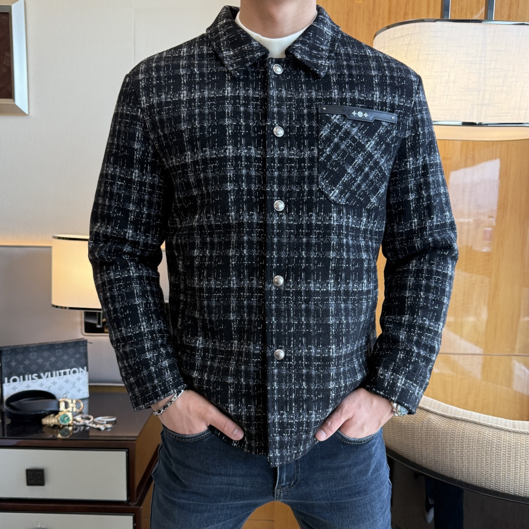 NO:726945,Replace LV after the year - this winter's hottest boutique down jacket, high-quality design, is a must-have item for any man, handsome and handsome. Heavy craftsmanship, 90 down filling, but the fashion stance remains firm, first-class texture, crisp and slim fit. Classic lapel down, mature and stable style, fine texture, good gloss, and very clear texture, simple and elegant style, strong fashion, and version leading the current trend, the upper body effect is very good, the fabric is novel and soft to the touch  Fearless and changeable, blooming in comfort and uniqueness. Calmly and confidently walk the way of urban men's spring clothing. Multi-touch fabric selection, showing the eclectic charm. The upper body will not have any wrinkles, the fit is excellent, the upper body is stylish and handsome, the customized accessories are iconic, and the details determine success or failure. Color, color, size M-3XL, can be worn up to 190 pounds.,, louis vuitton, jackets & coats, down jacket,19860909年后退换LV - 年冬季大爆款精品羽绒服外套,高品质设计,是任何男人都必备的王牌好货,帅气爆表.重工艺直冲工艺,90绒填充,但时尚立场坚挺如故,质感一流,挺括修身.经典翻领的羽绒,成熟稳重风,质感细腻,光泽感佳,且纹理非常清晰,款式简洁大气,时尚度强、版型引领当前趋势,上身效果非常好,面料新颖,手感软 无畏多变,舒适与独特中绽放.从容、自信游走都市型男春装之道.多重触感的面料选择,彰显不拘一格的魅力上身不会有任何褶皱,版型极好,上身有型帅气,定制辅料带有标志性,细节决定成败.颜色图色 尺码M-3XL 最大可穿到190斤.,,louis vuitton,jackets & coats,down jacket,,Men's clothing