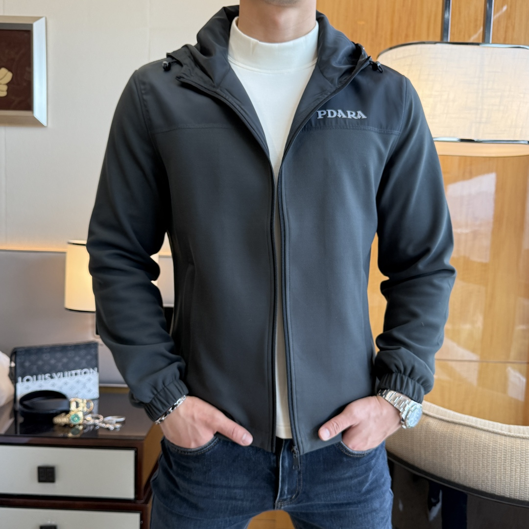 NO:712661,Prada - 2025ss autumn hot-selling jacket, customized high-quality polyester fiber fabric!  Logo design with top fashion big-name elements, complete with three standards!  Original hardware accessories, smooth lines, exquisite craftsmanship, awesome upper body shape, comfortable fabrics, windproof and warm, it is very fashionable, handsome and a must-have for casual and fashionable men with any combination!  Size M-3XL can wear up to 190 pounds, prada, jackets & coats, jackets & coats,19860909普拉达 - 2025ss秋装大爆款夹克外套,定制高品质聚酯纤维面料！顶级时尚大牌元素logo设计,三标齐全！原版五金辅料,线条流畅,工艺精致,上身版型超赞,面料舒适,挡风保暖,随意搭配都非常时尚帅气休闲时尚男仕必备款哦！尺码M-3XL 最大可穿190斤,,prada,jackets & coats,jackets & coats,,Men's clothing